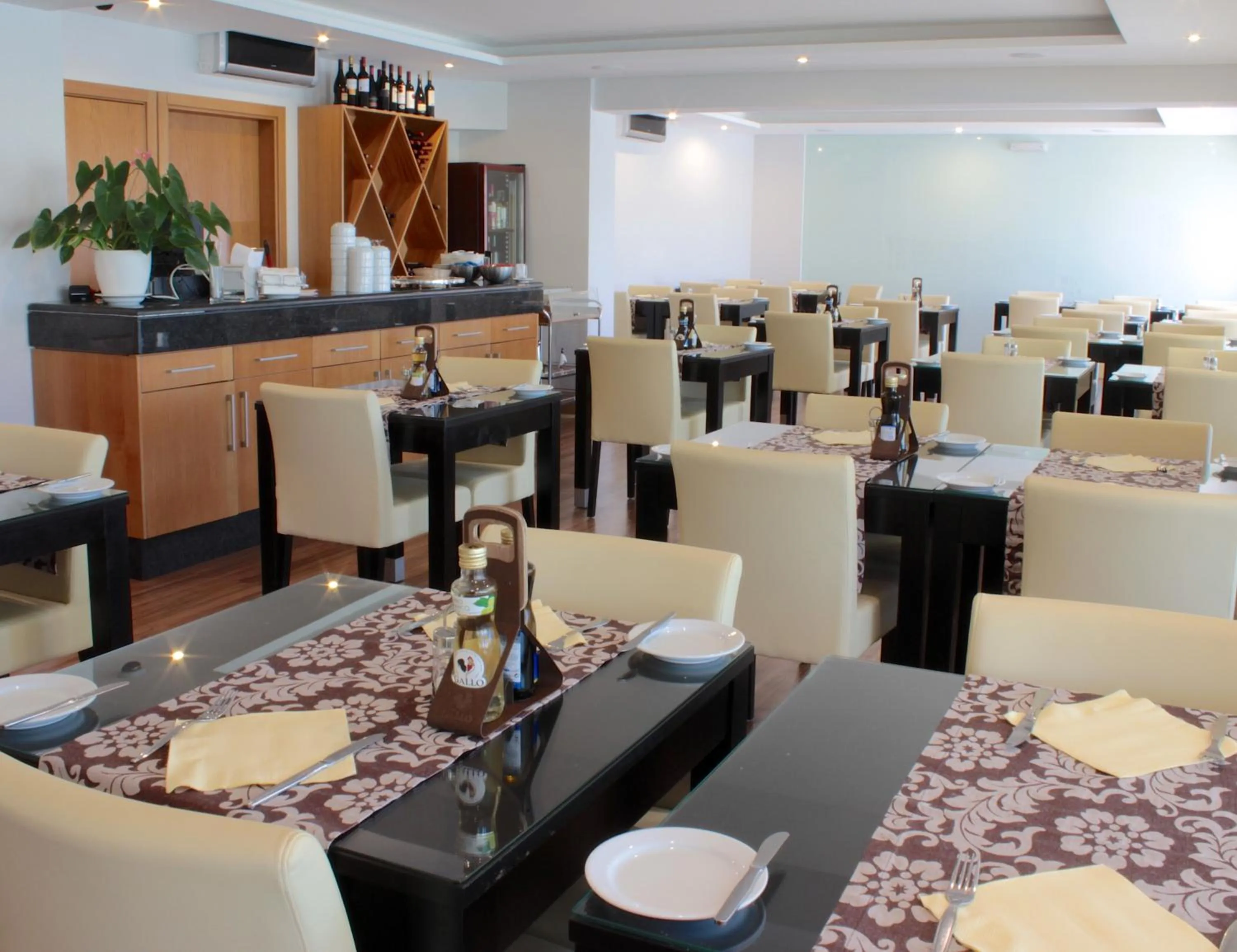 Restaurant/places to eat in Parque Mourabel, Oásis Village & Pé do Lago