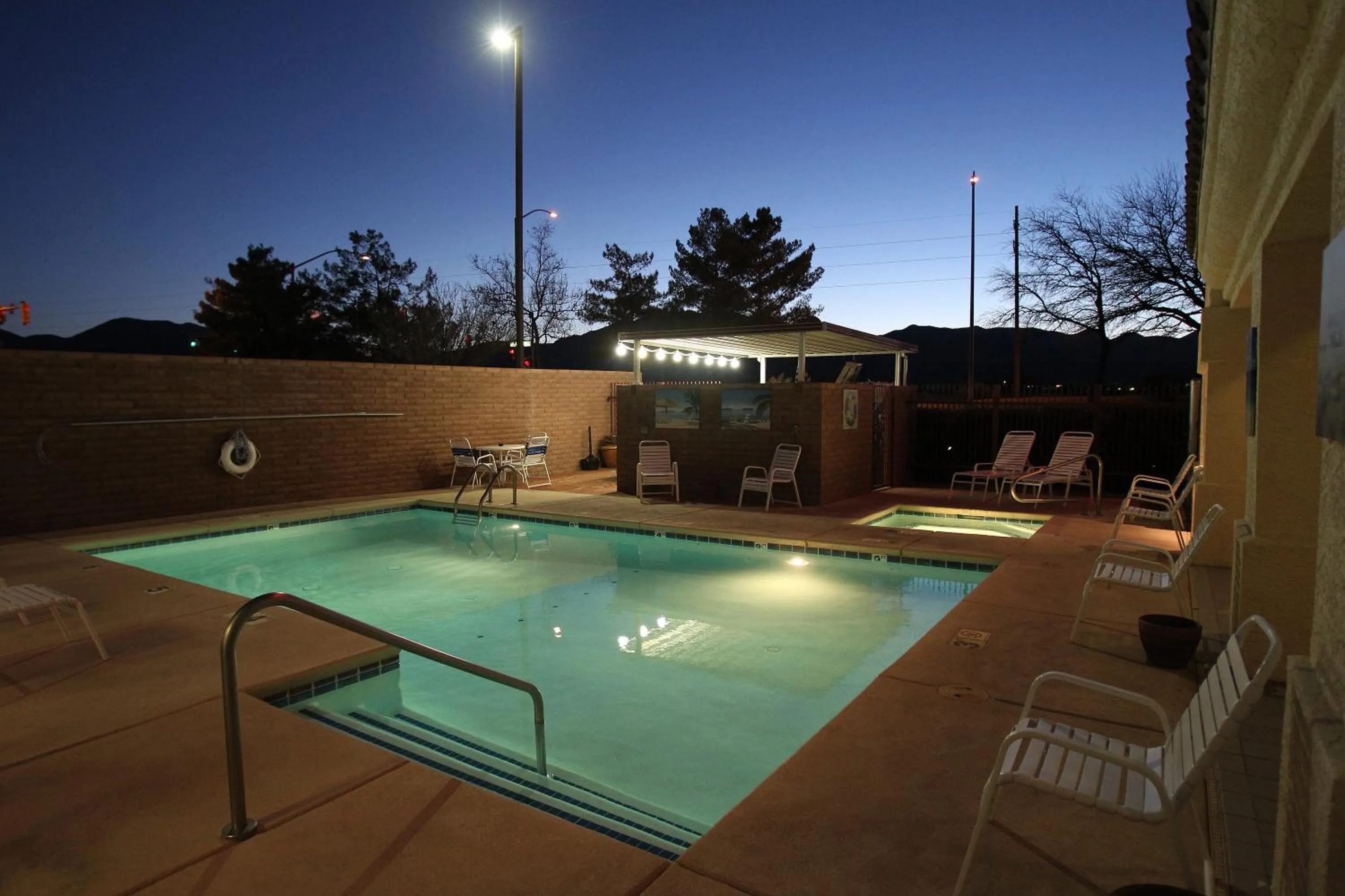 Swimming pool in Gateway Studio Suites
