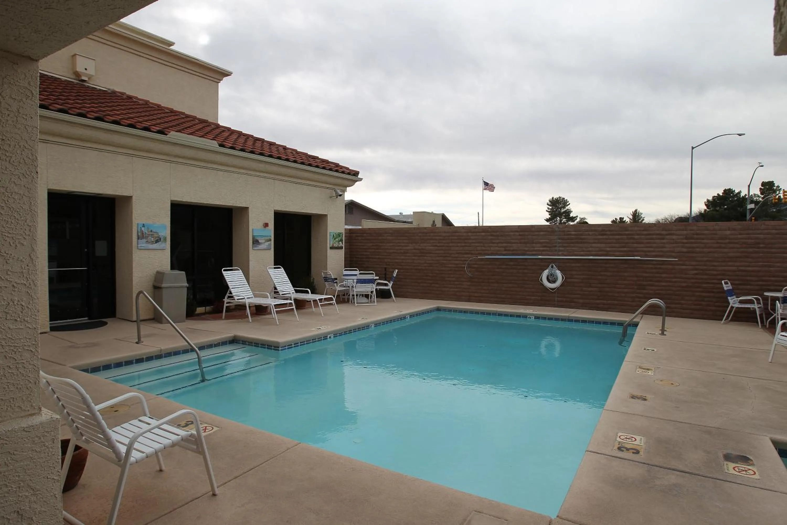 Swimming pool in Gateway Studio Suites