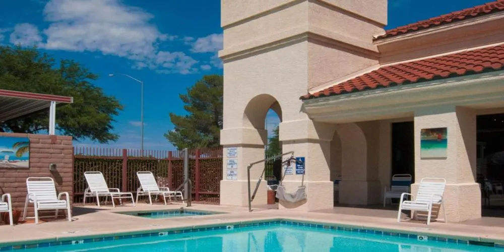 Swimming pool in Gateway Studio Suites