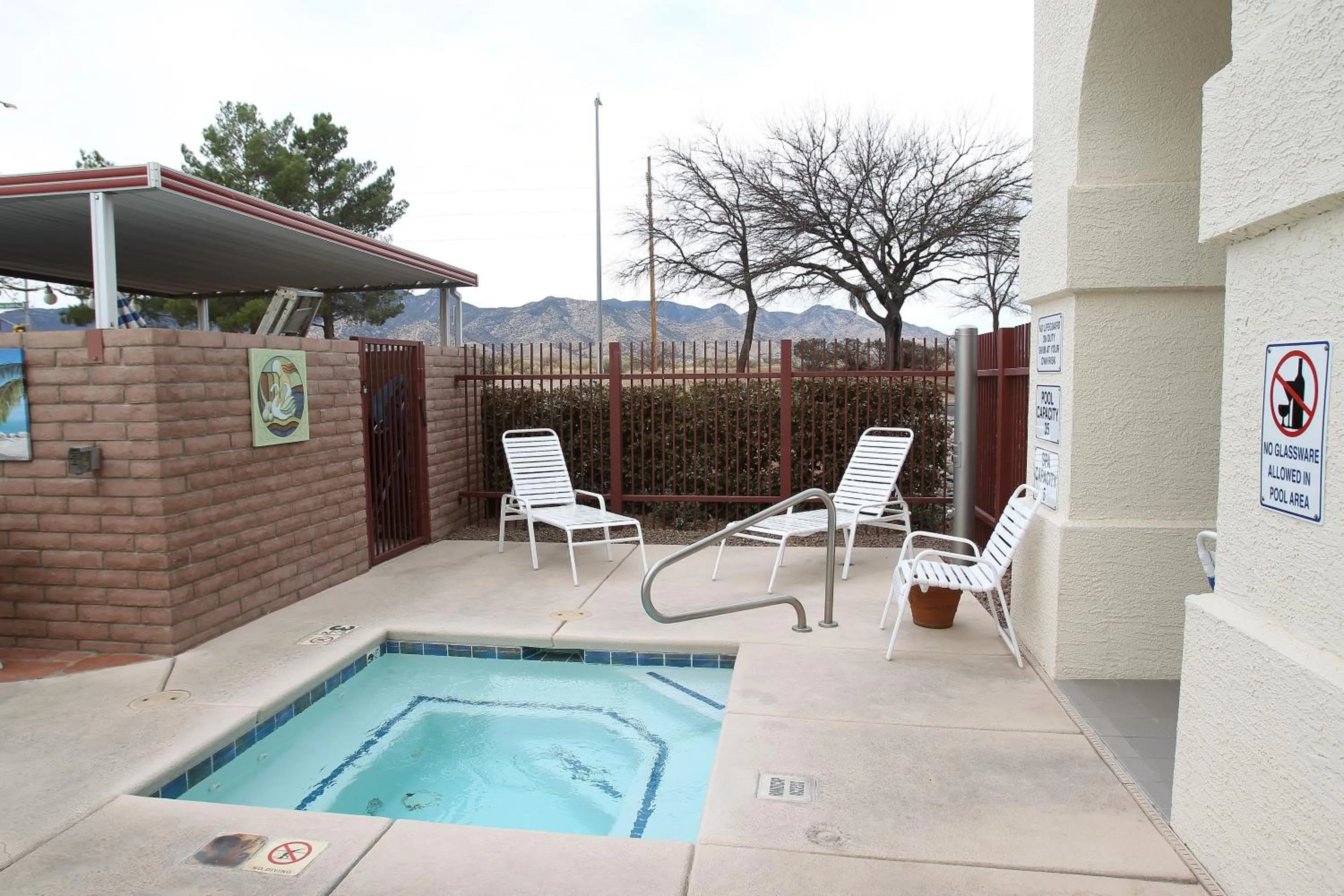 Swimming pool in Gateway Studio Suites