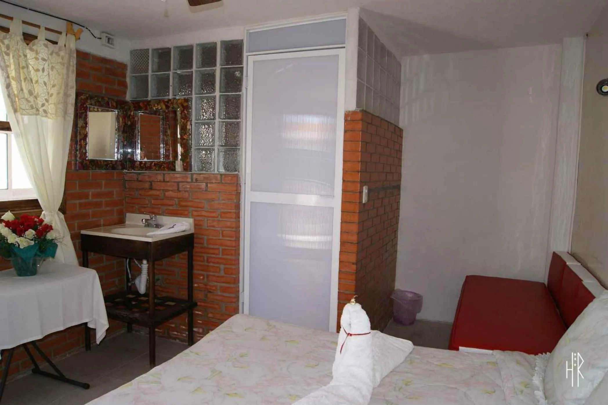 Bathroom, Bed in Hotel El Refugio