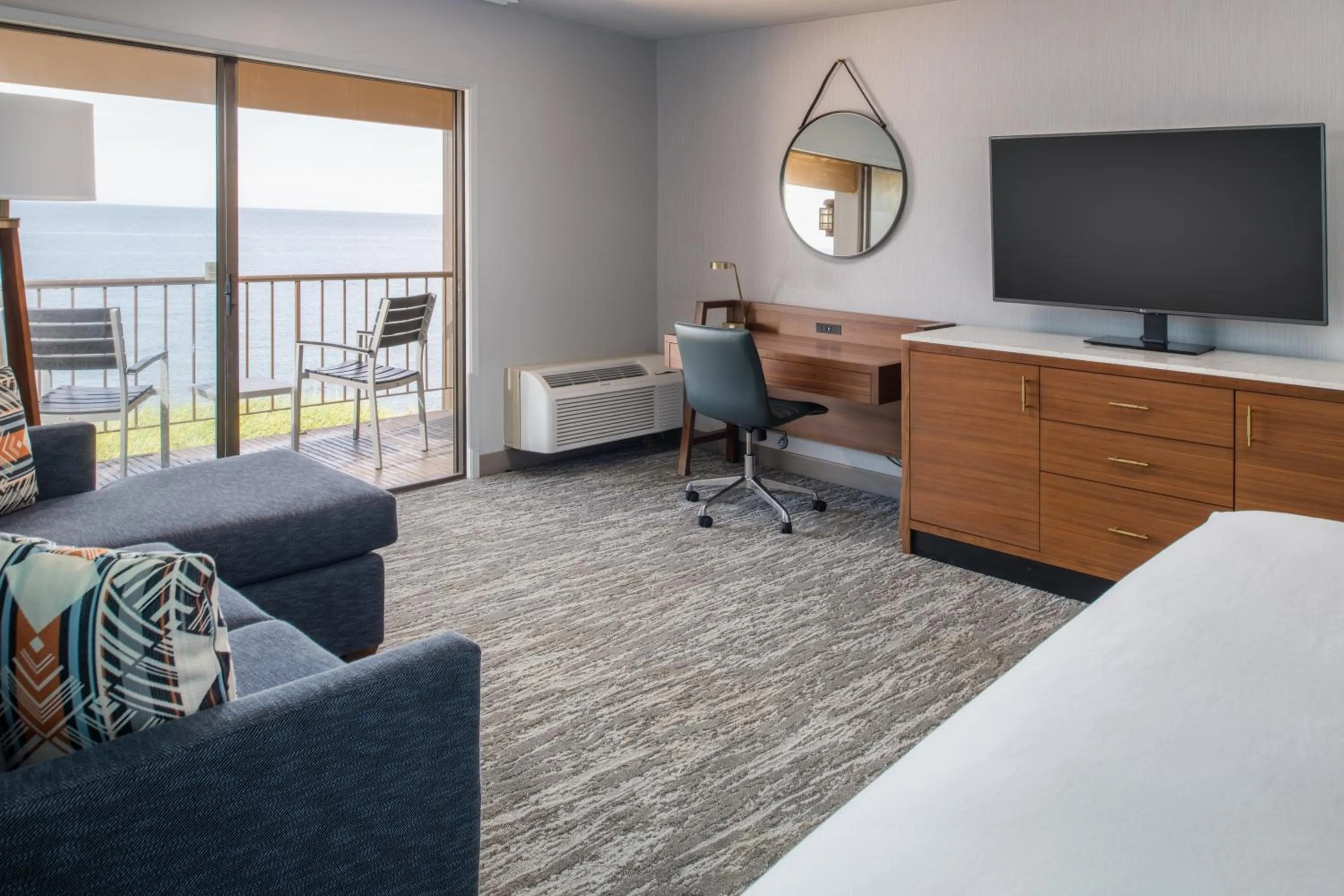 Bedroom, Bed in Red Lion Hotel Port Angeles Harbor