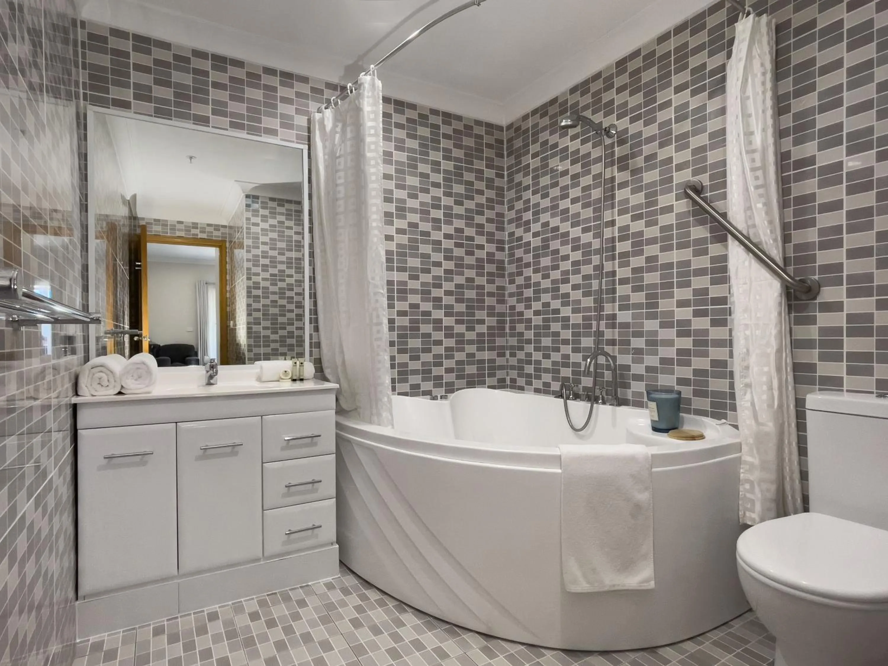 Toilet in The Phoenix Artesian Spa Resort and Accommodation