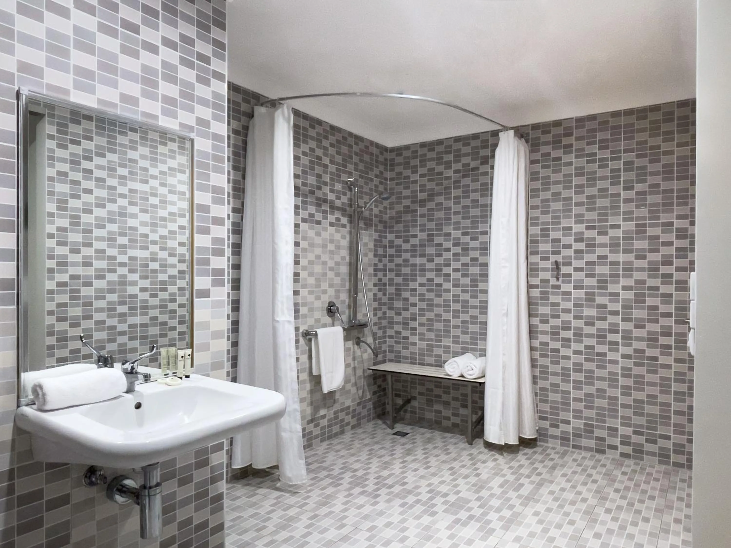 Shower in The Phoenix Artesian Spa Resort and Accommodation