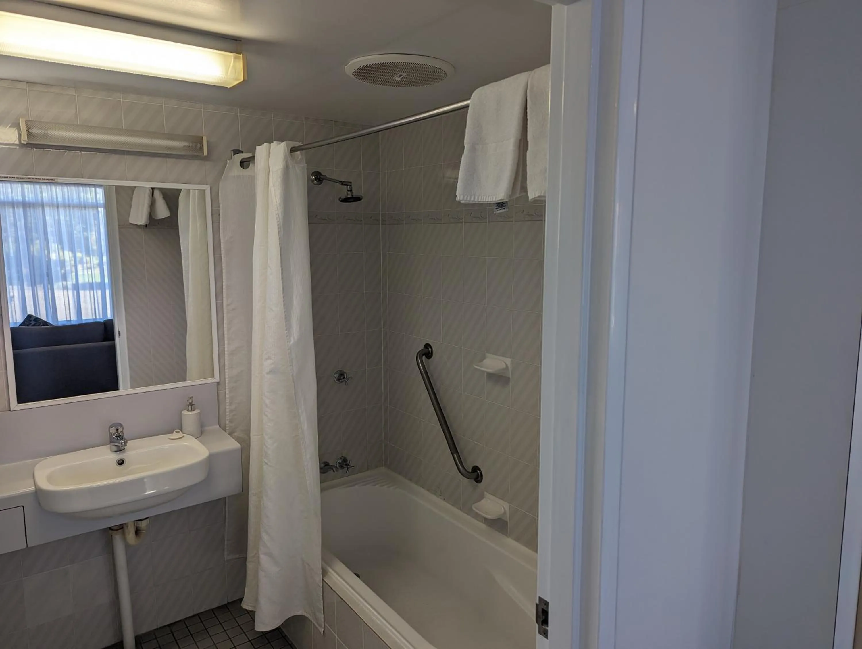 Bathroom in Haven Waters Motel & Apartments