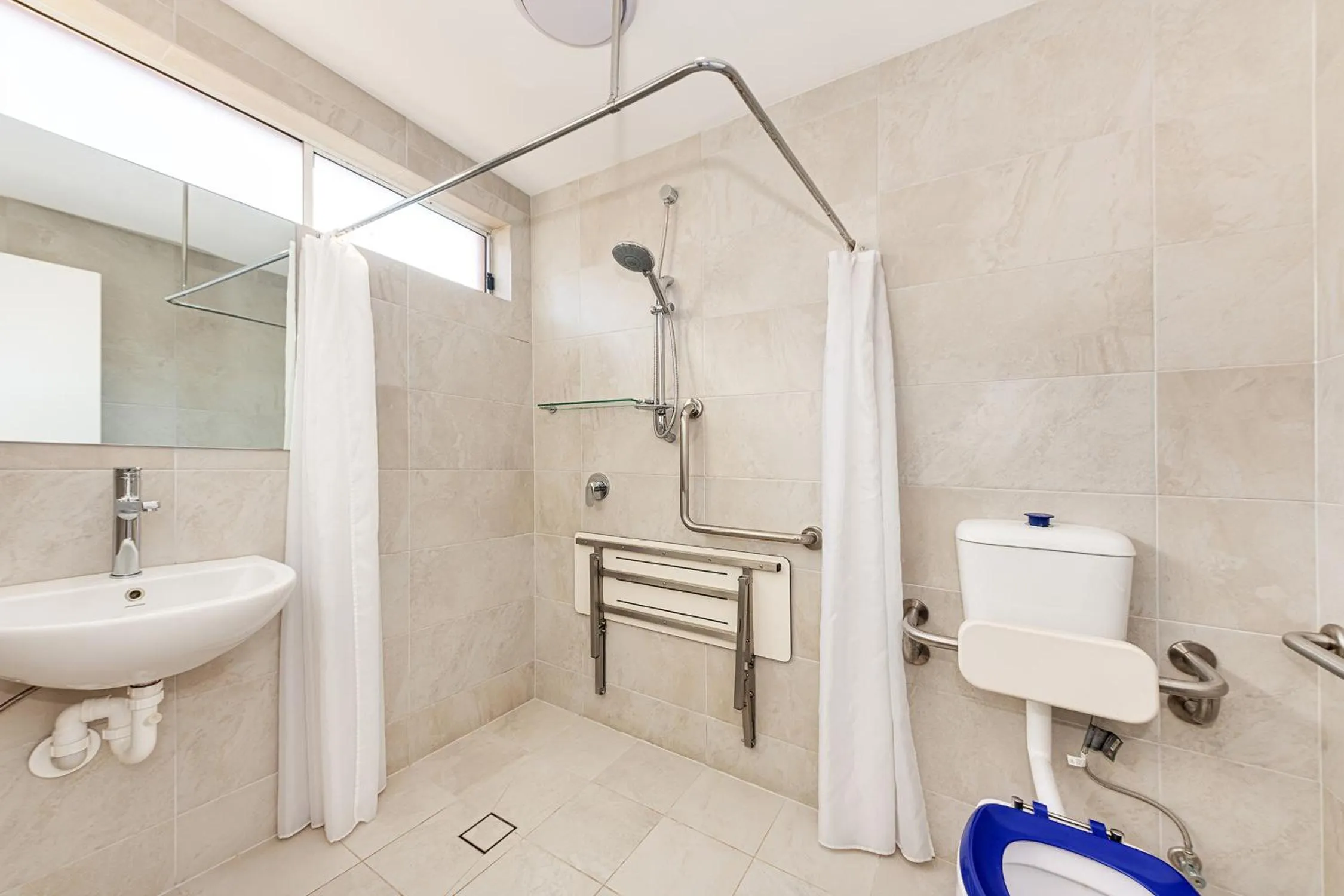 Bathroom in Littomore Suites Bathurst