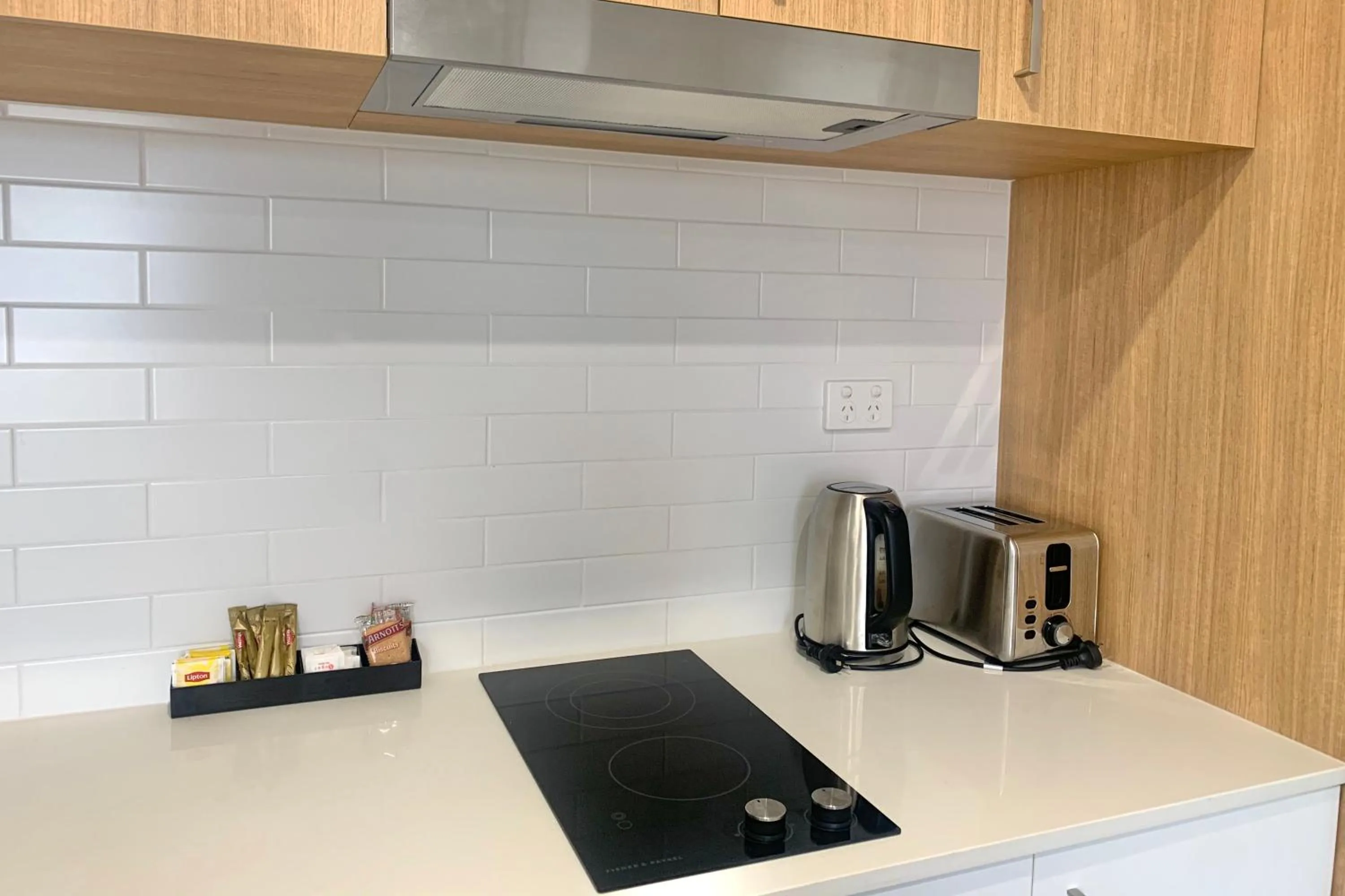 Kitchen or kitchenette in Littomore Suites Bathurst