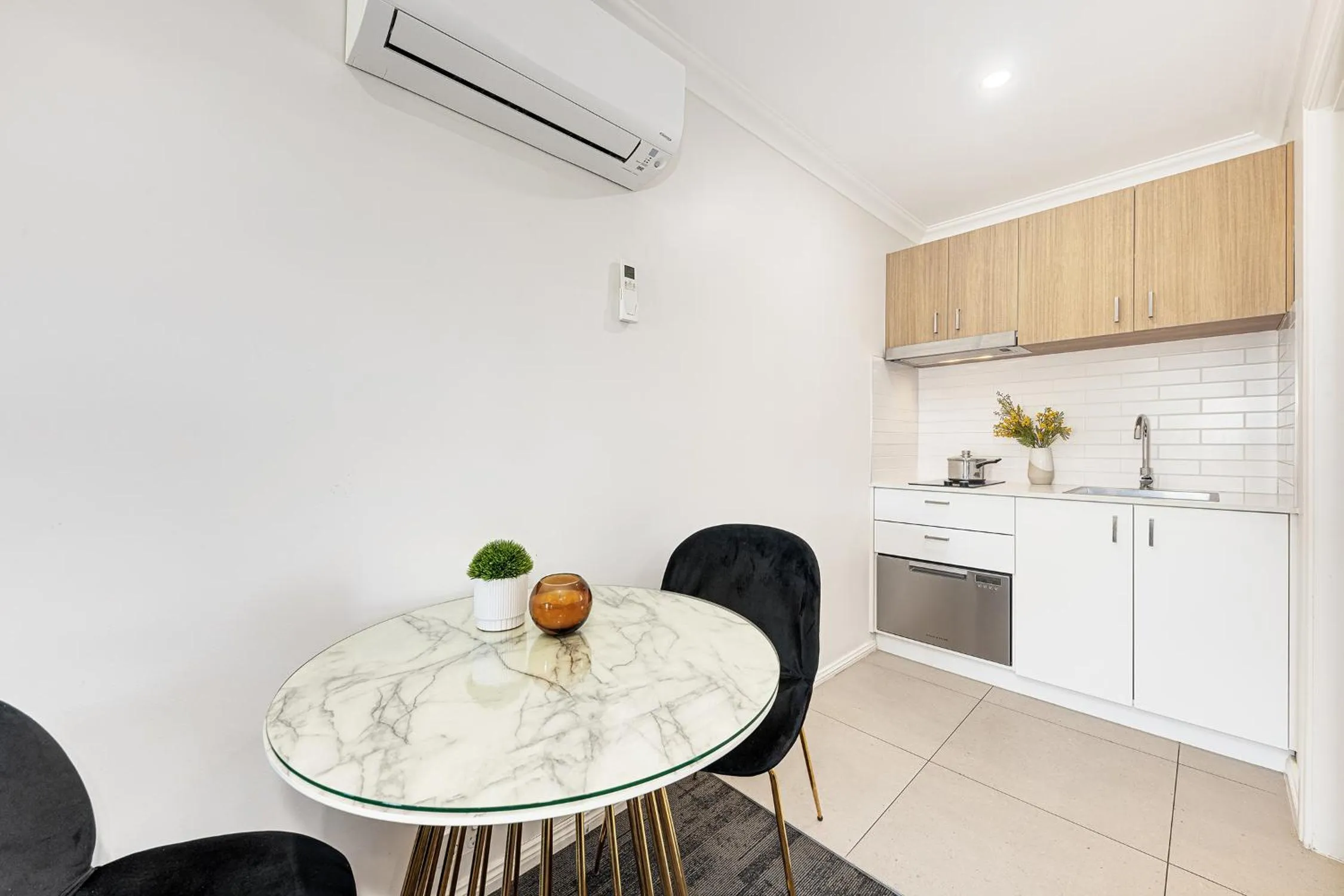 Kitchen or kitchenette in Littomore Suites Bathurst