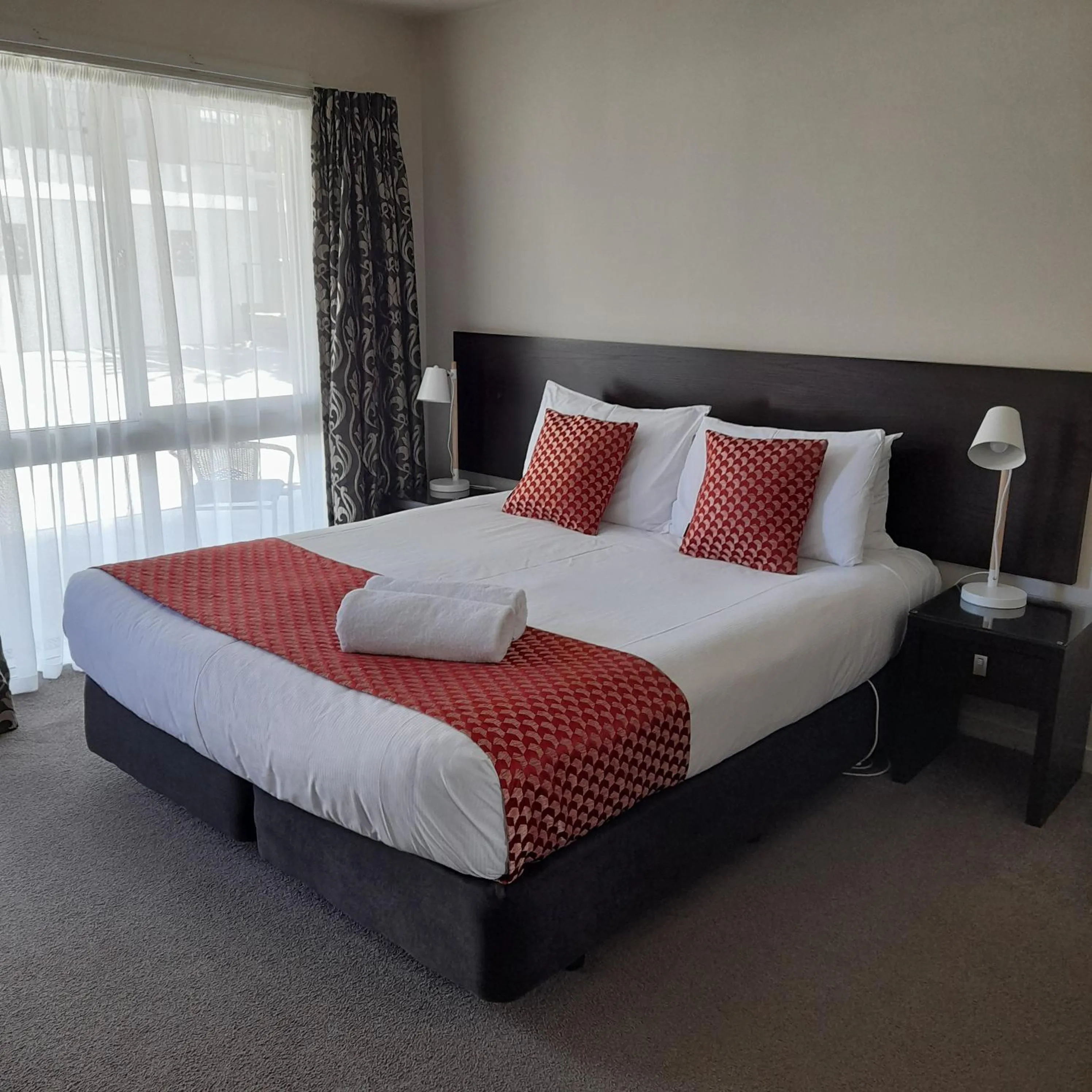 Photo of the whole room, Bed in Dunedin Palms Motel