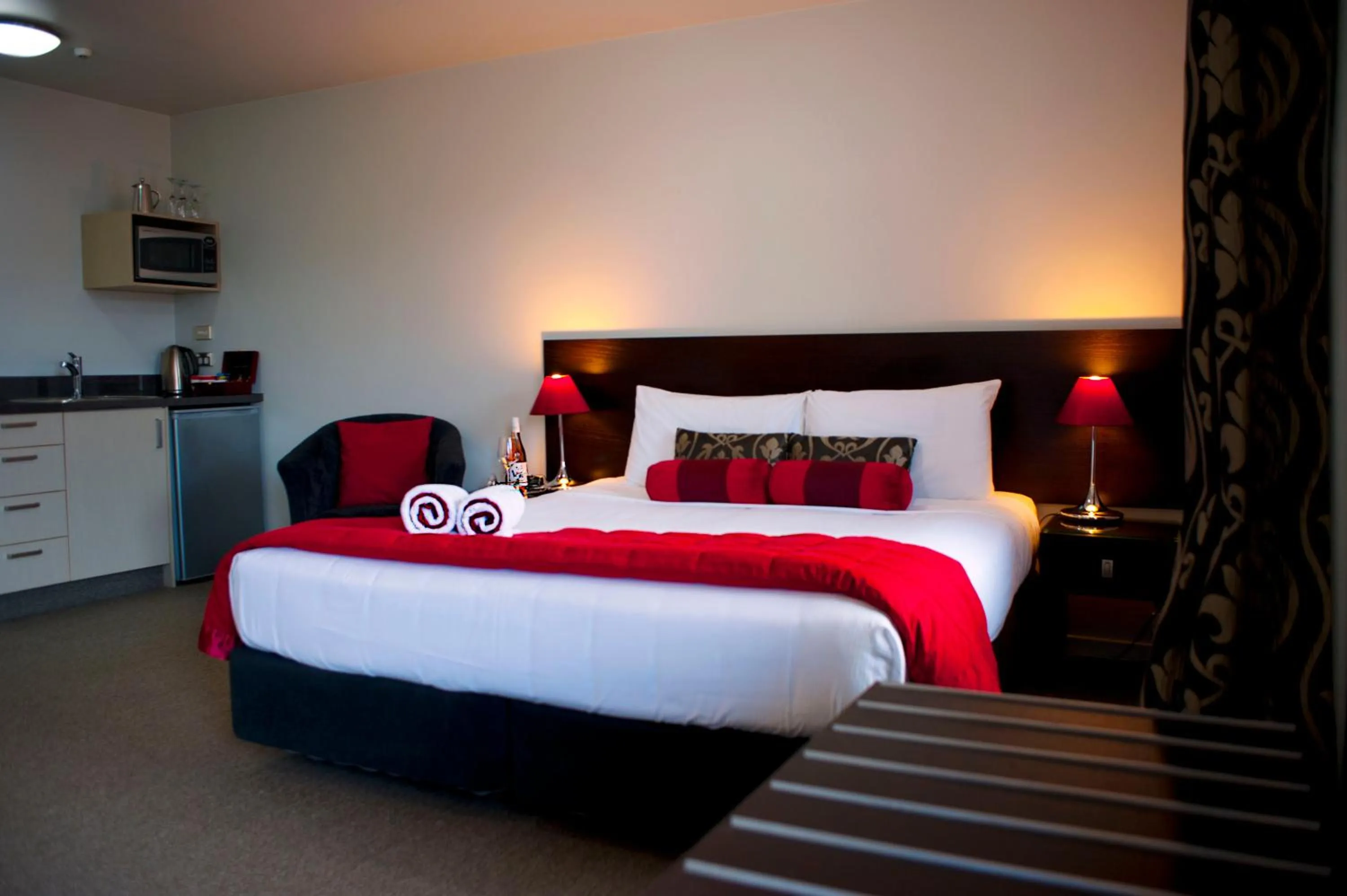 Bed in Dunedin Palms Motel