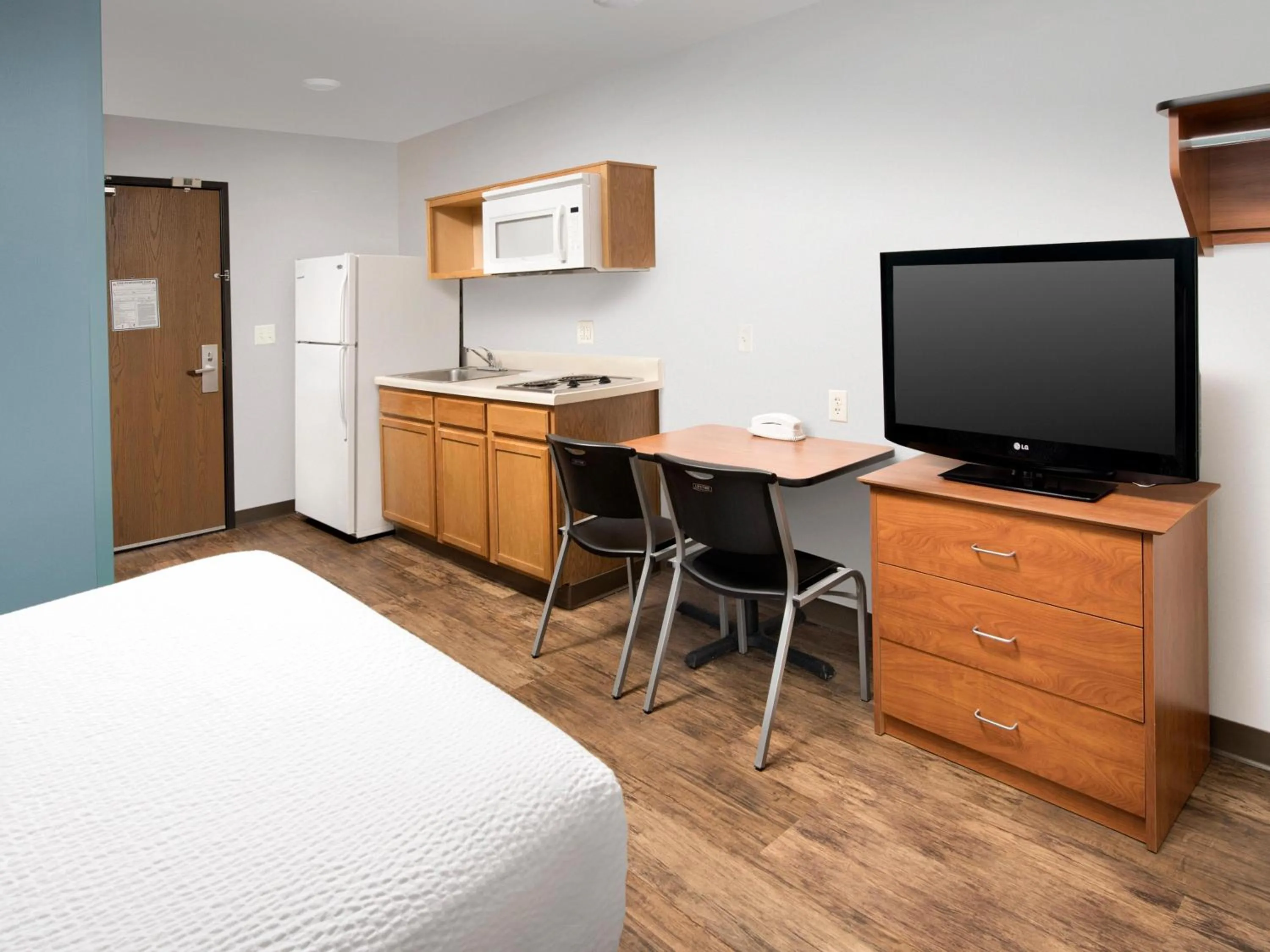 Kitchen or kitchenette, Bed in WoodSpring Suites Allentown Bethlehem