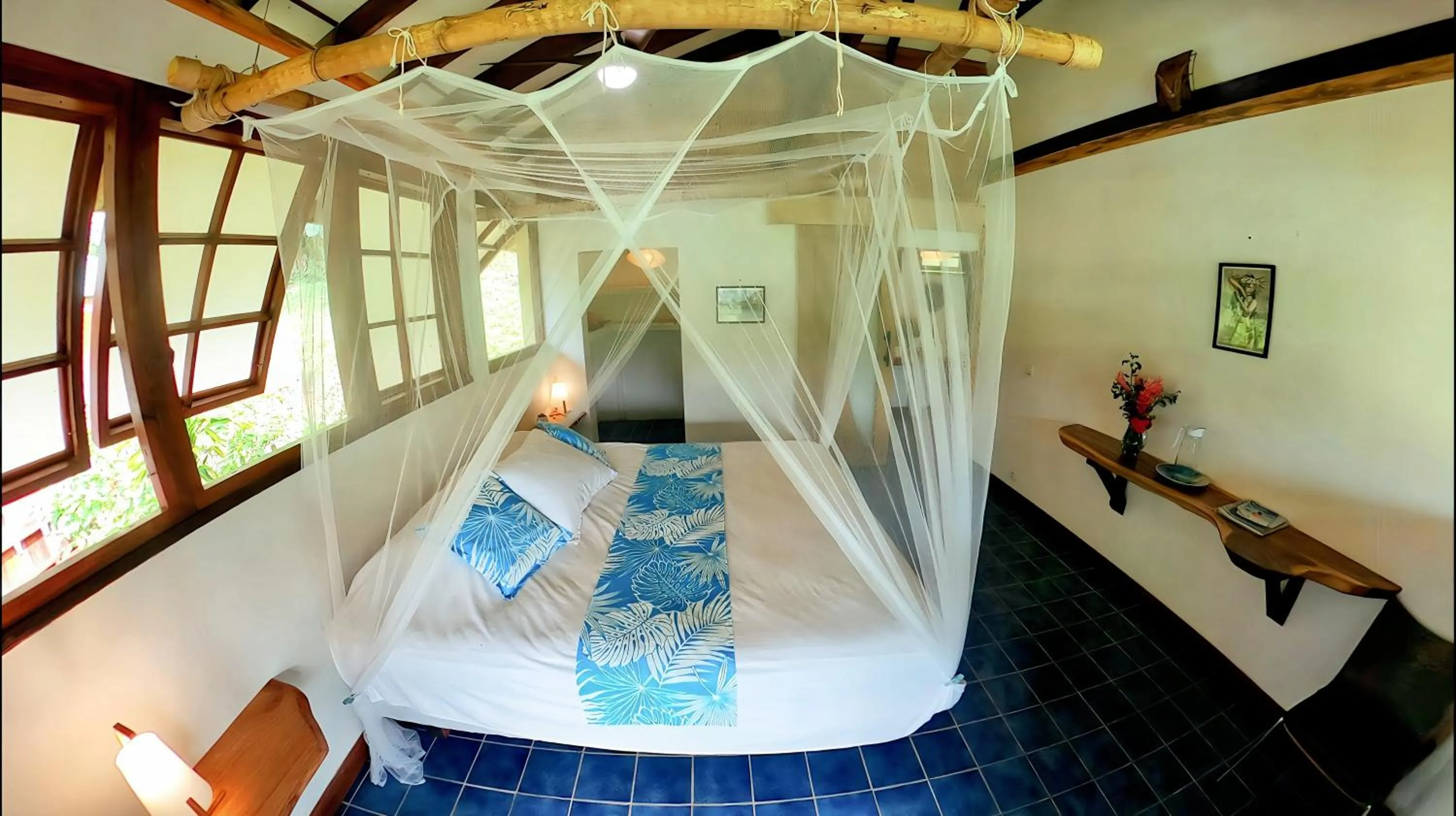 Photo of the whole room, Bed in Fare Oviri Lodge
