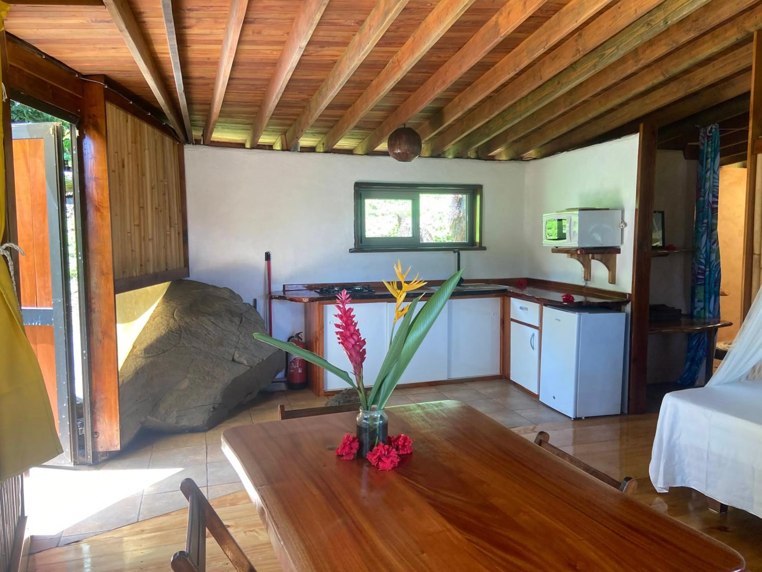 Kitchen or kitchenette in Fare Oviri Lodge