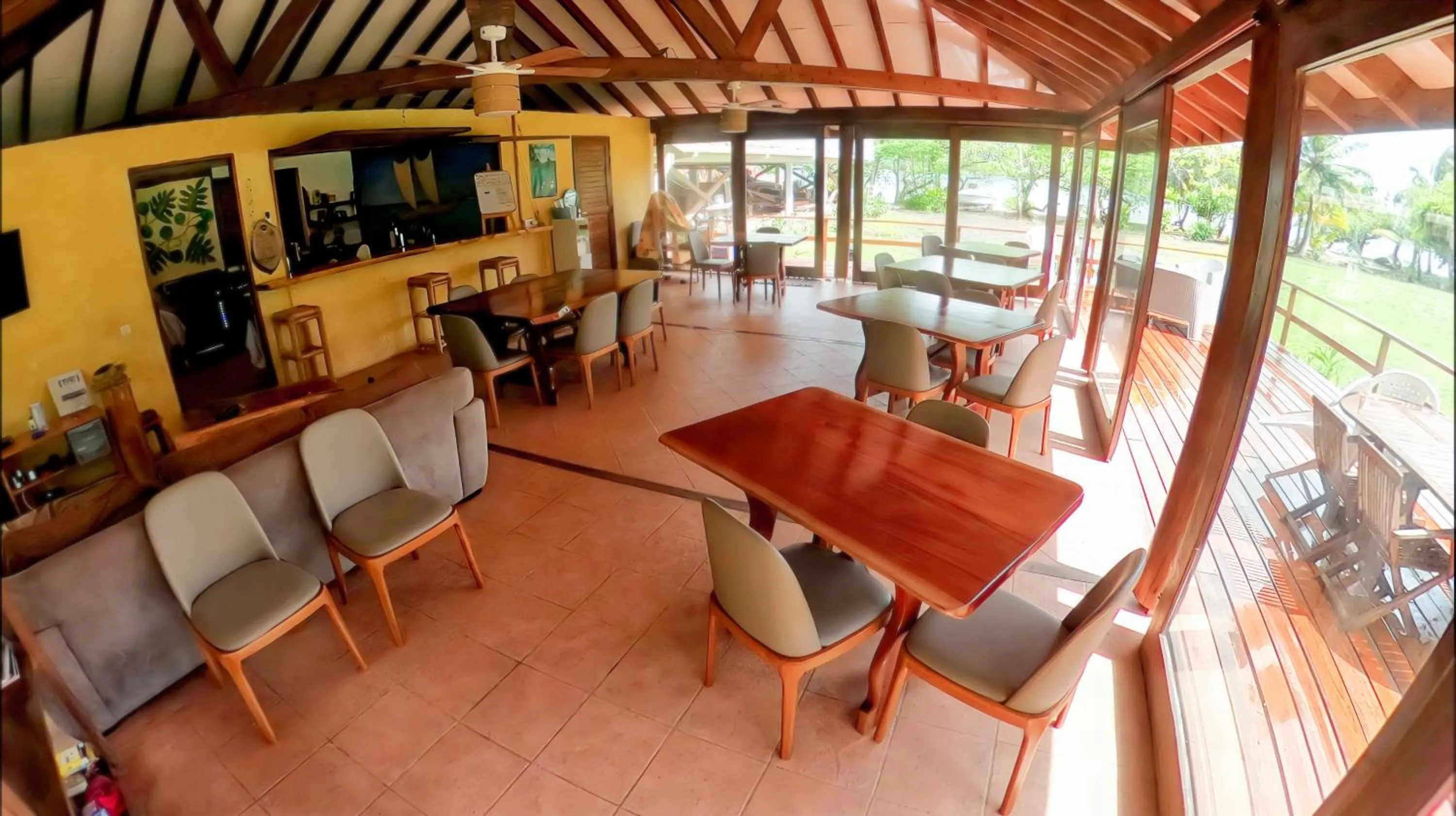 Restaurant/places to eat in Fare Oviri Lodge