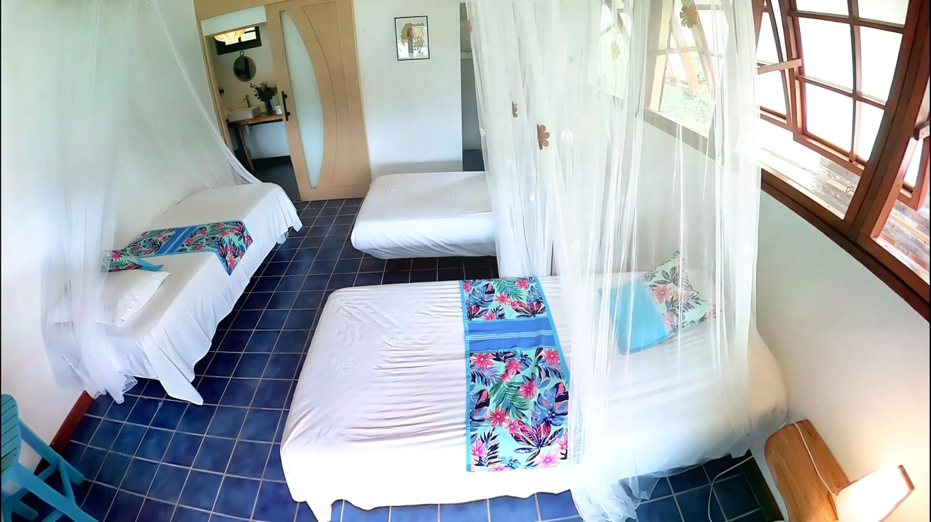 Photo of the whole room, Bed in Fare Oviri Lodge