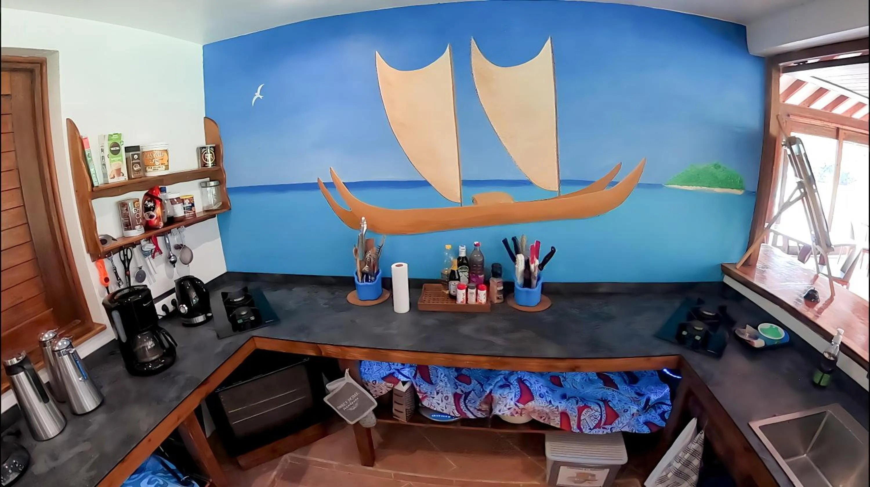 Communal kitchen in Fare Oviri Lodge