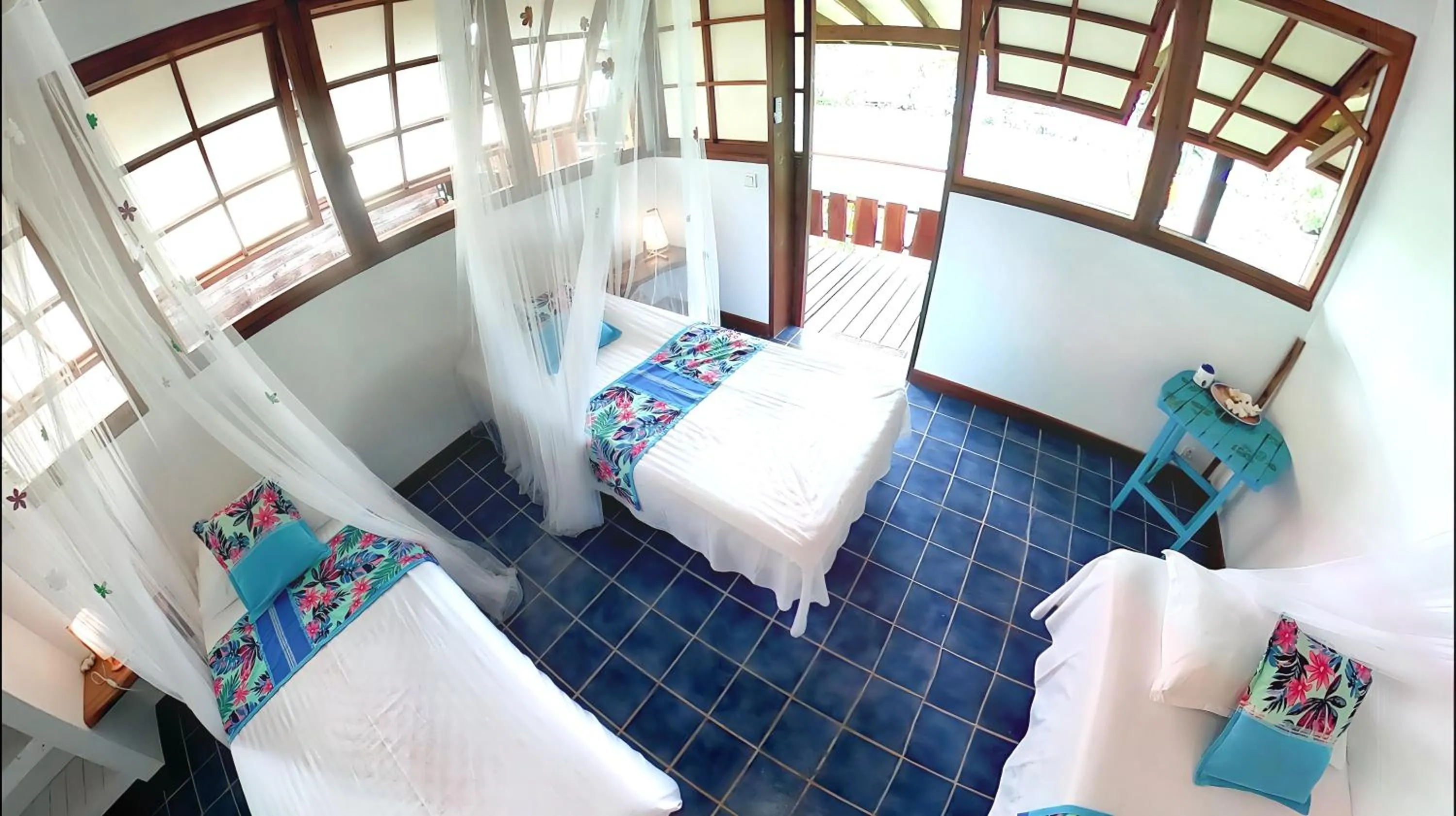 Photo of the whole room, Bed in Fare Oviri Lodge