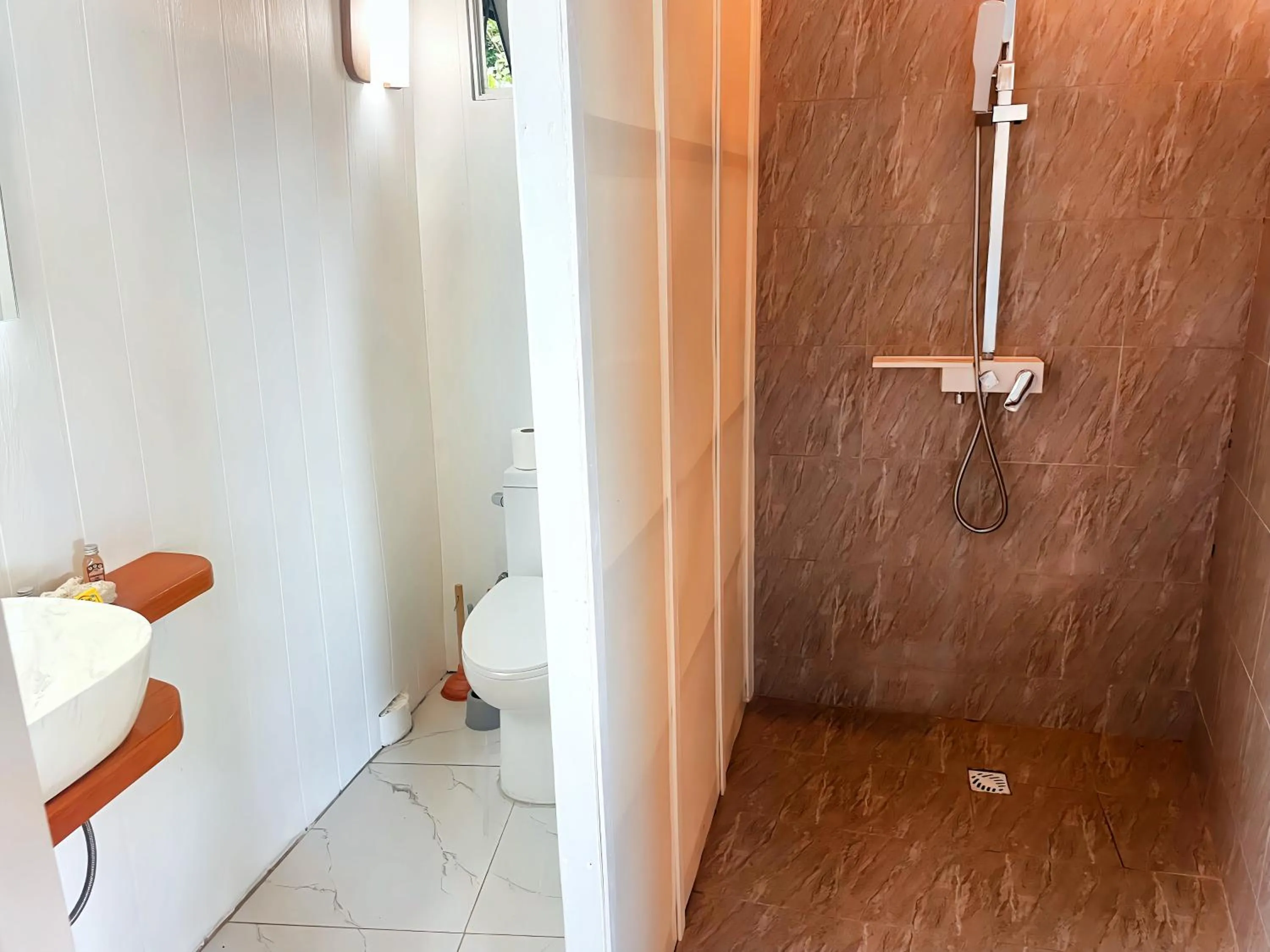 Shower in Fare Oviri Lodge