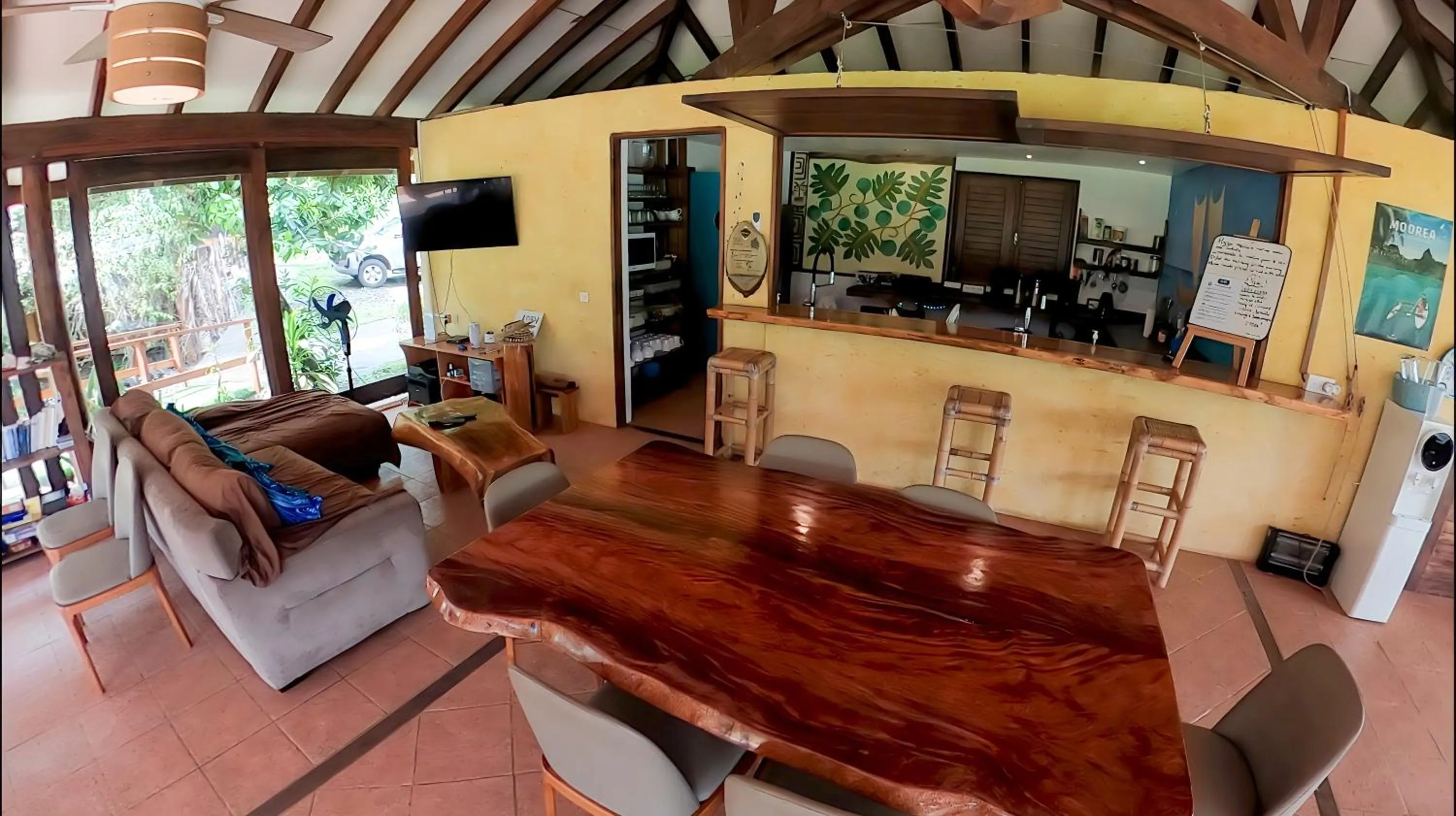 Restaurant/places to eat in Fare Oviri Lodge