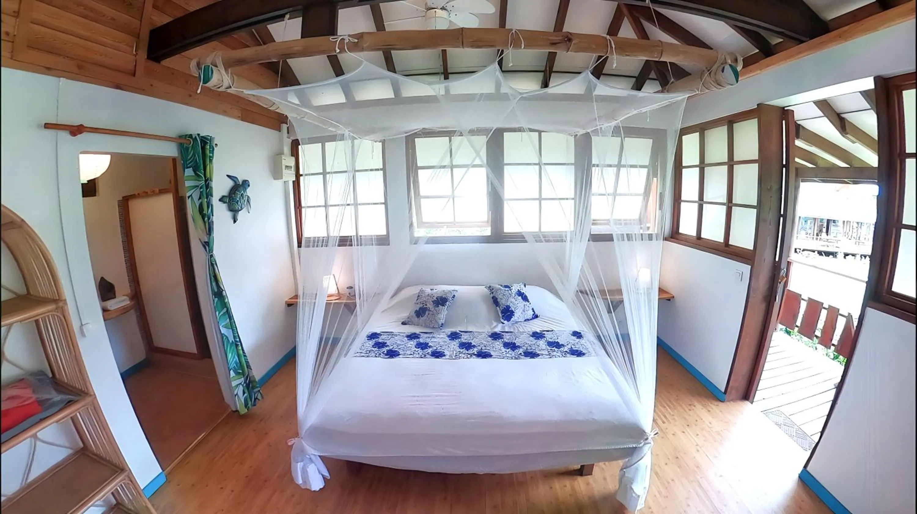 Photo of the whole room, Bed in Fare Oviri Lodge