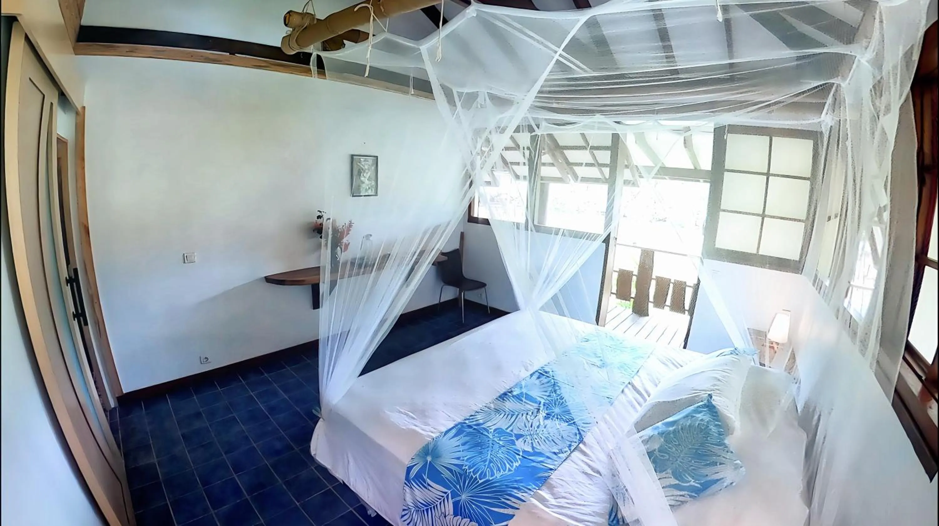 Photo of the whole room, Bed in Fare Oviri Lodge