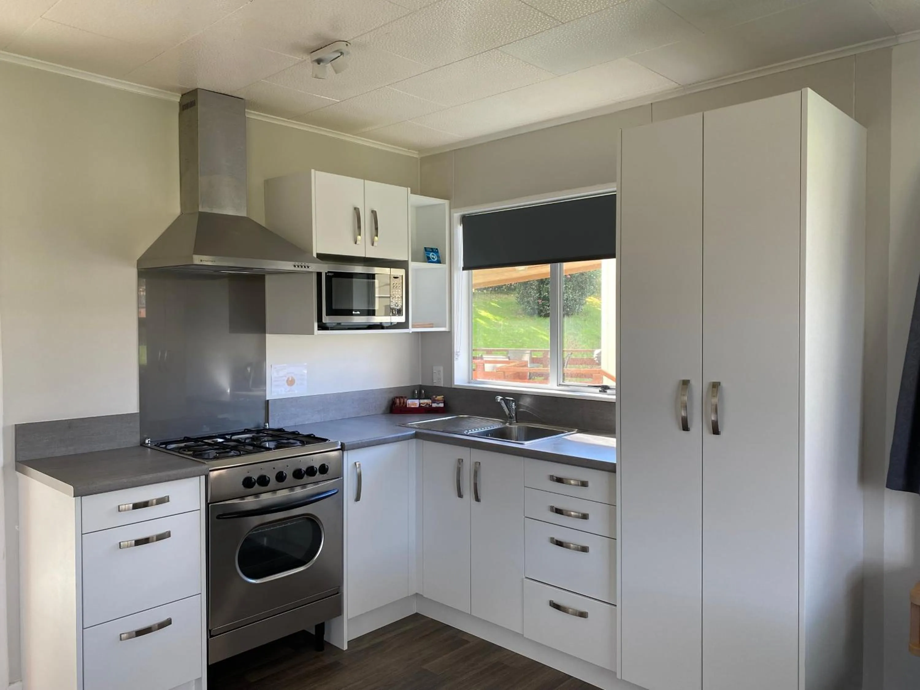 Kitchen or kitchenette in Whanganui River Top 10 Holiday Park
