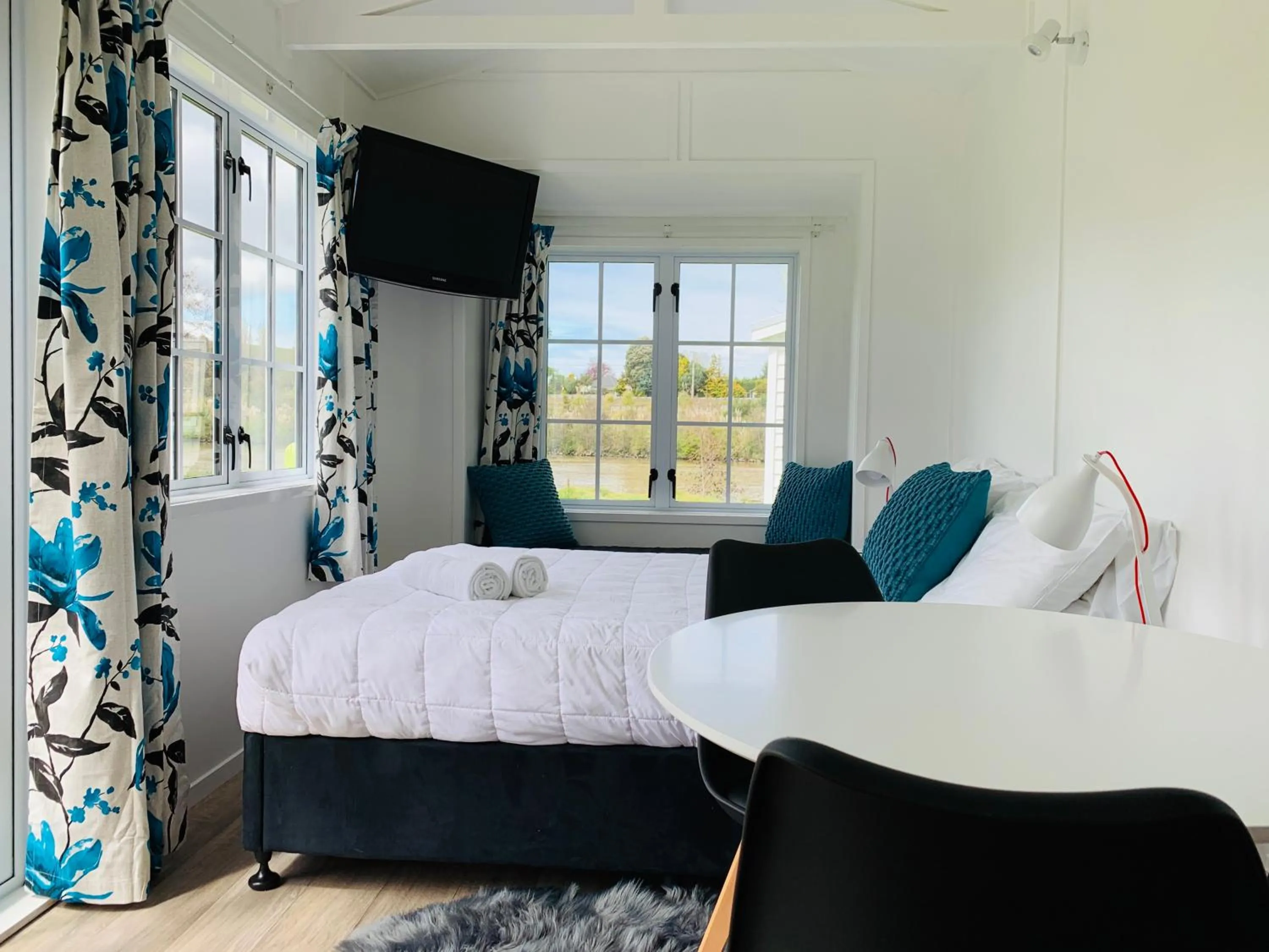 Photo of the whole room, Bed in Whanganui River Top 10 Holiday Park