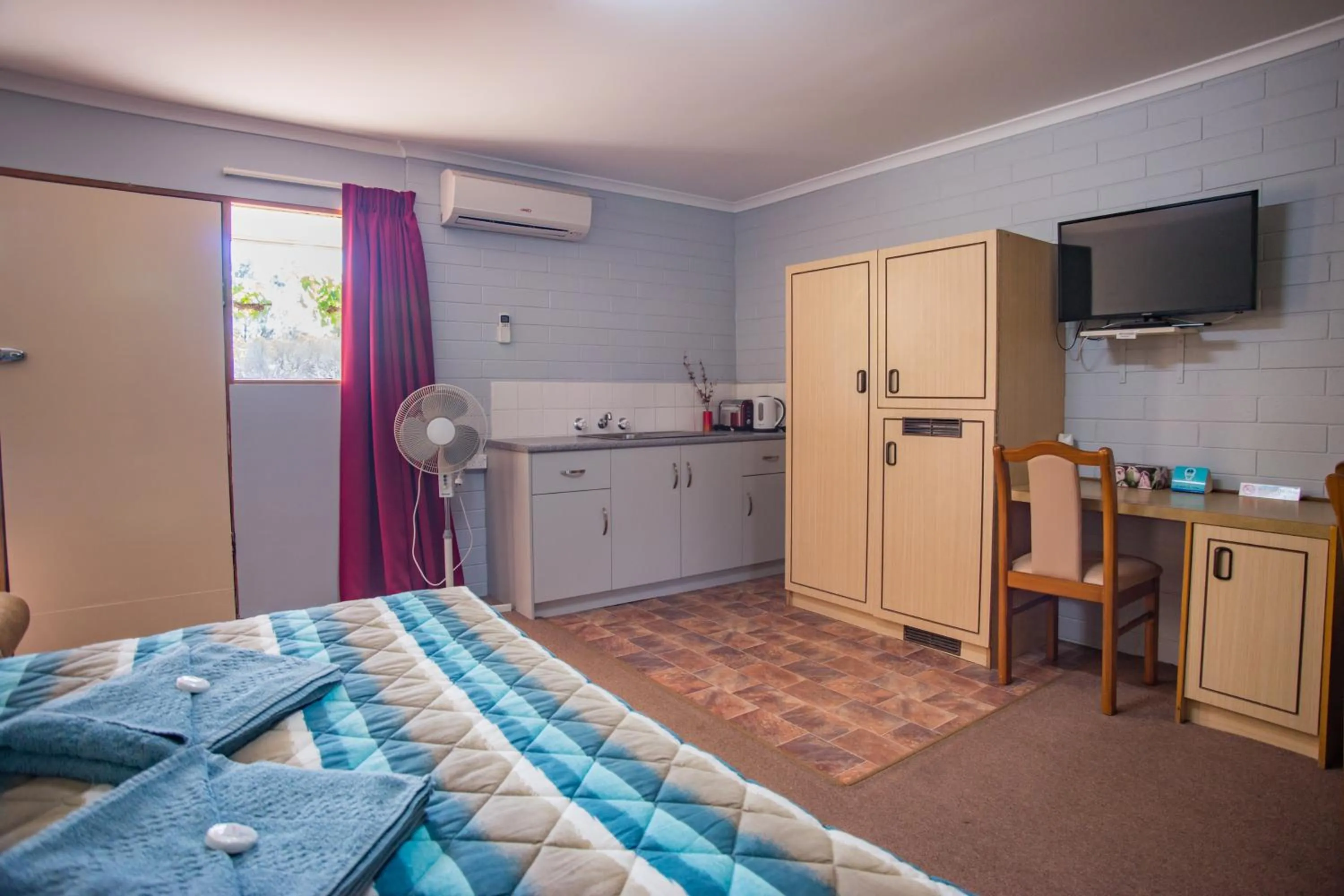 Kitchen or kitchenette, Bed in Murray Bridge Motor Inn