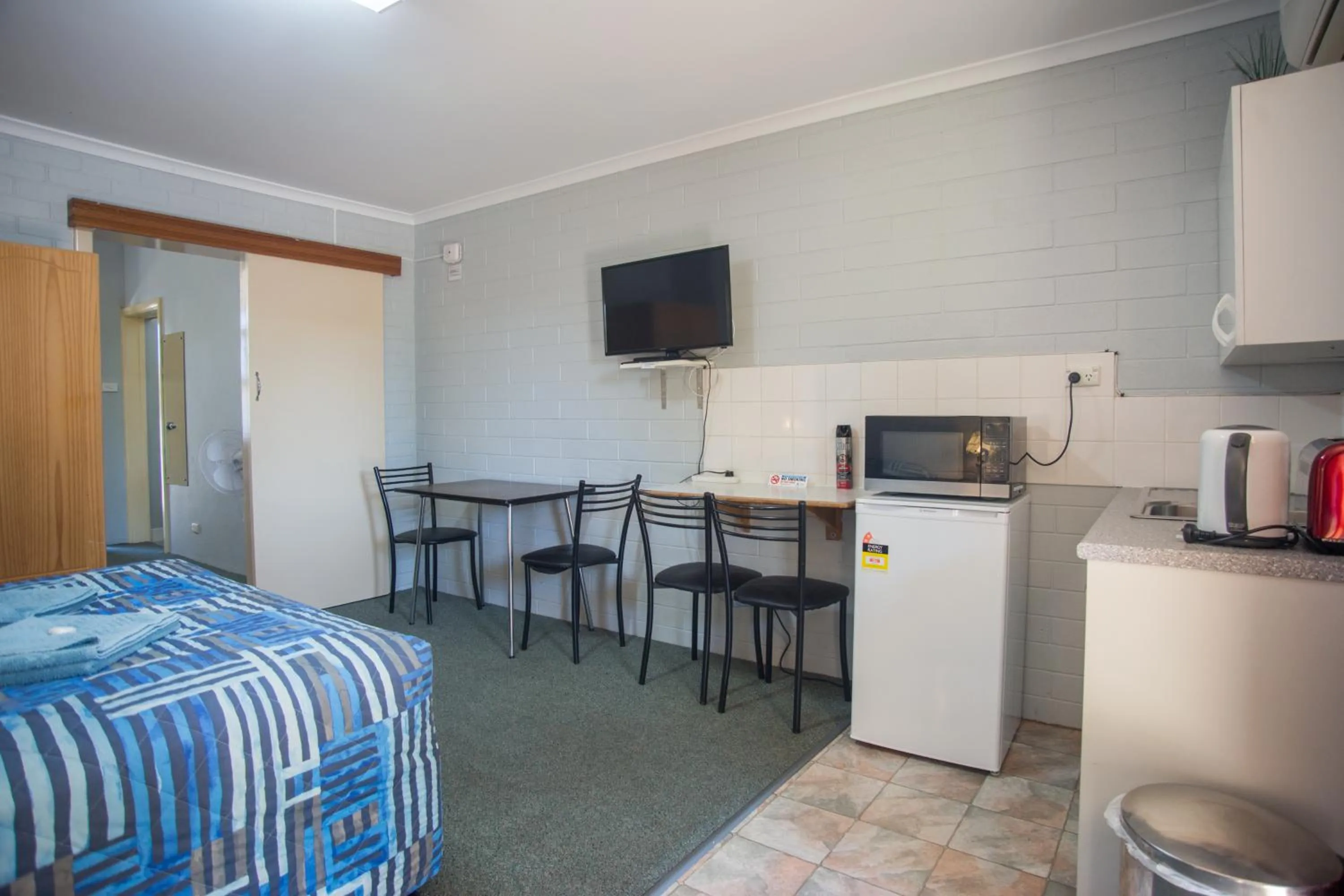 Photo of the whole room, Bed in Murray Bridge Motor Inn