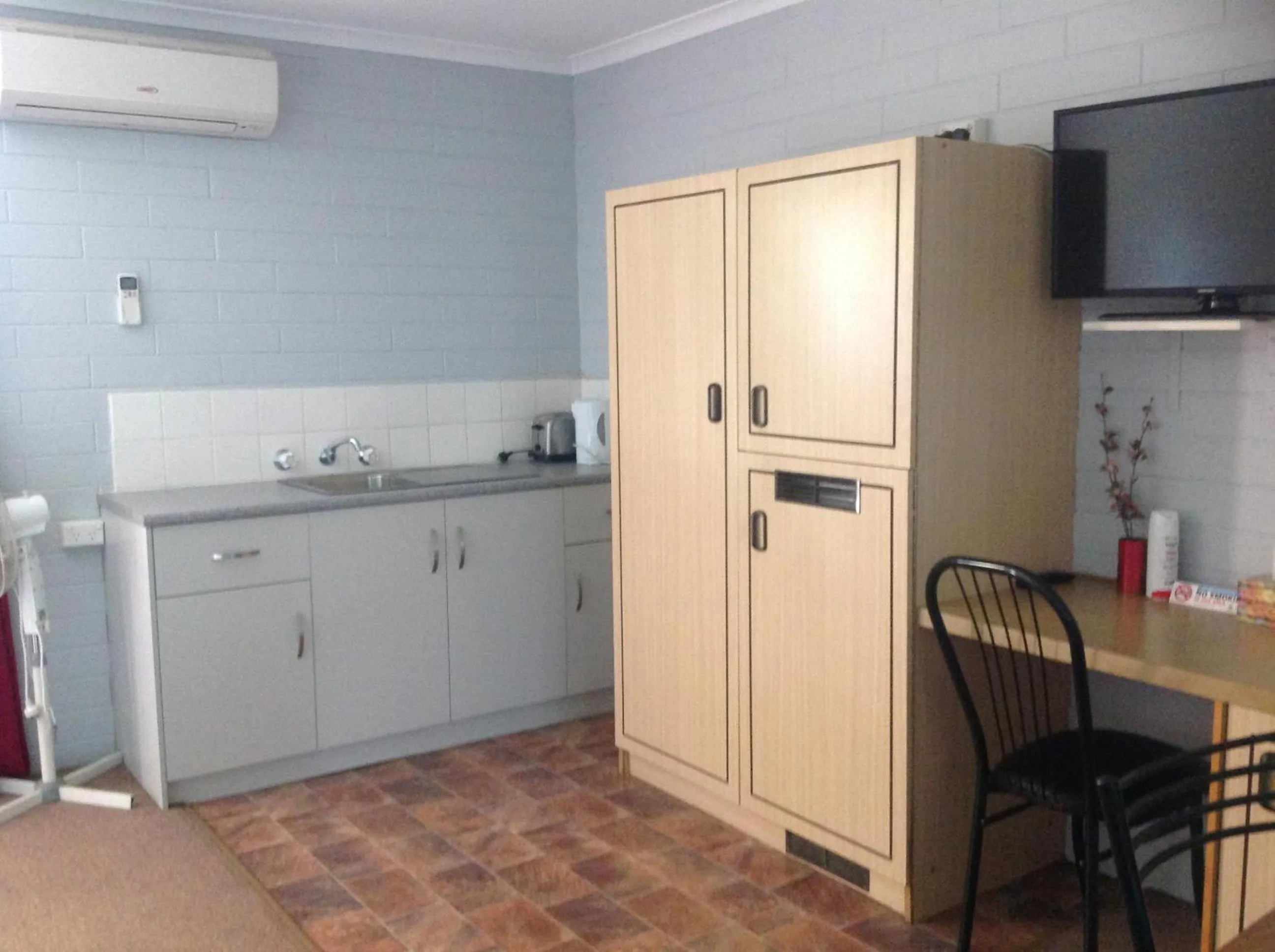 Kitchen or kitchenette in Murray Bridge Motor Inn
