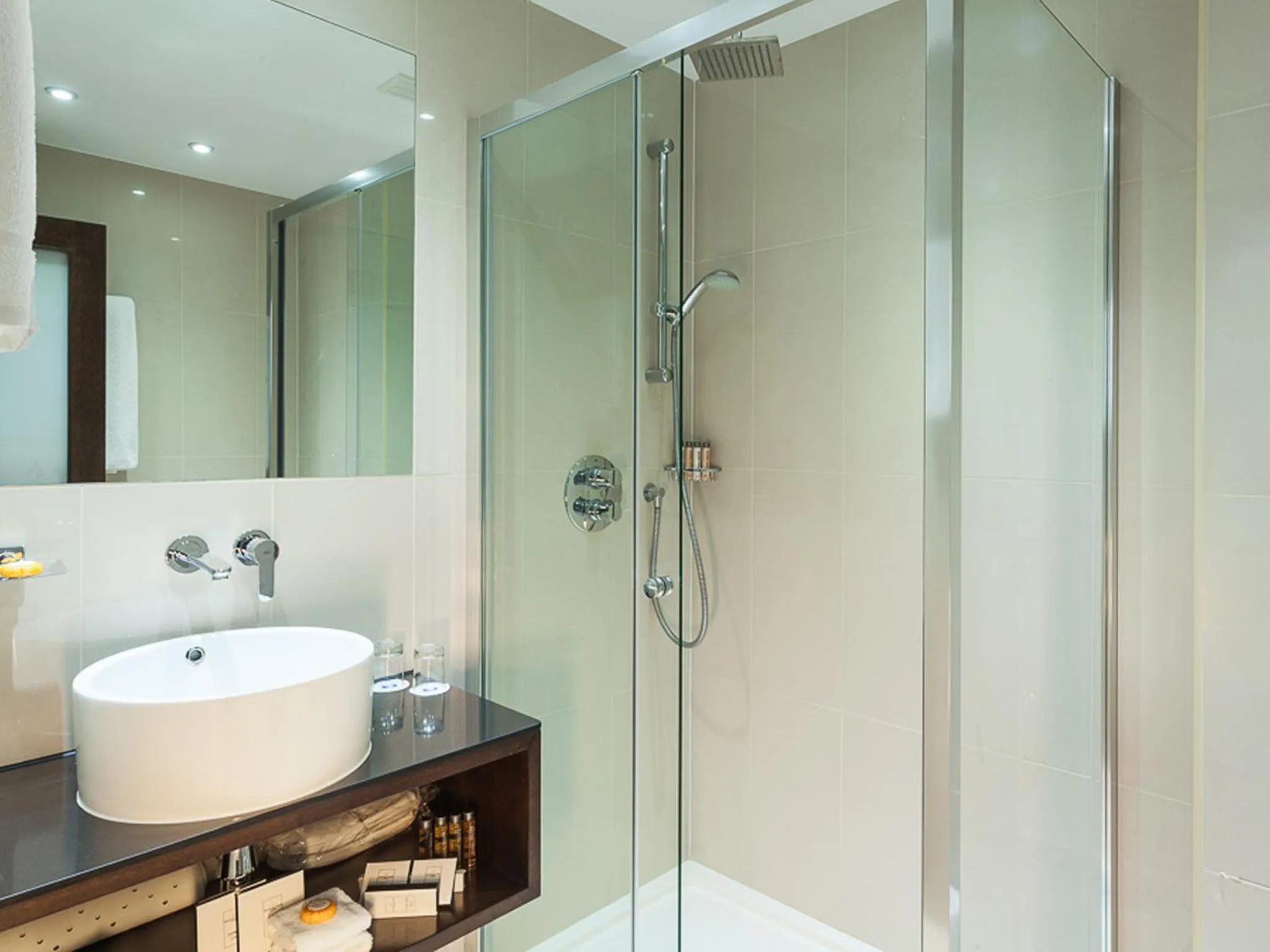 Bathroom in Park Grand Heathrow