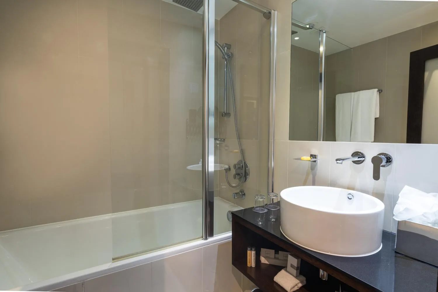 Shower in Park Grand Heathrow