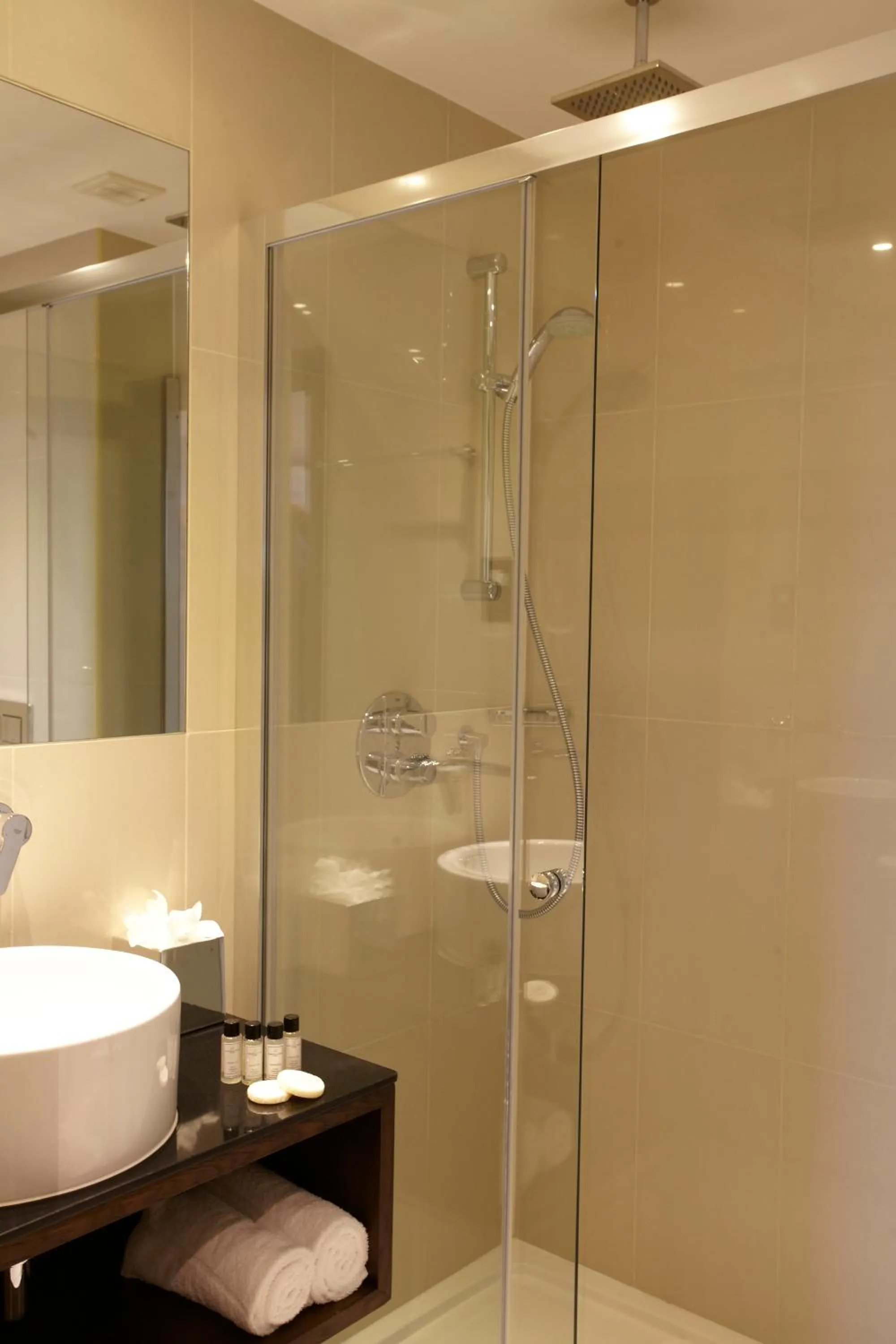 Bathroom in Park Grand Heathrow