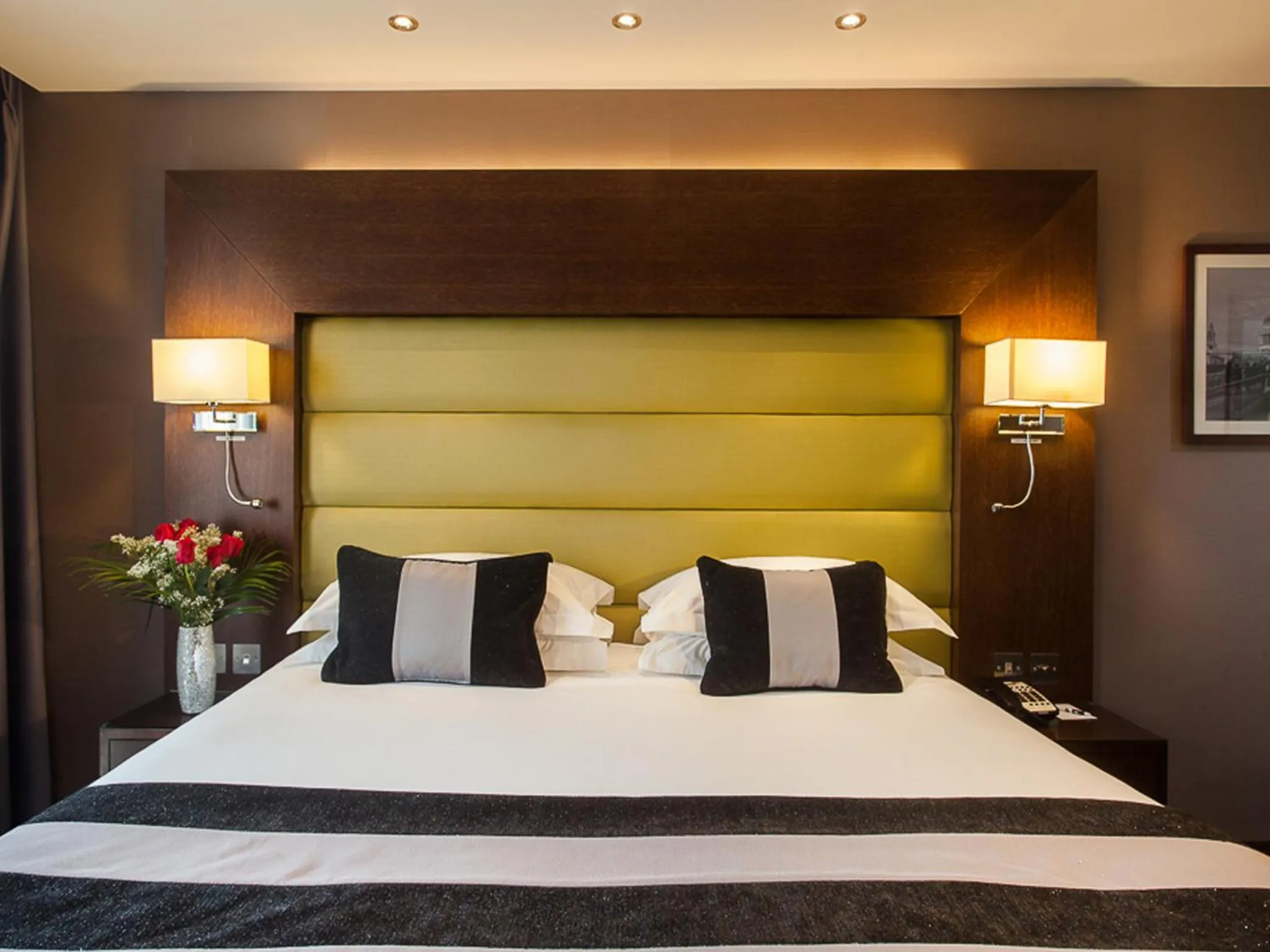 Photo of the whole room, Bed in Park Grand Heathrow