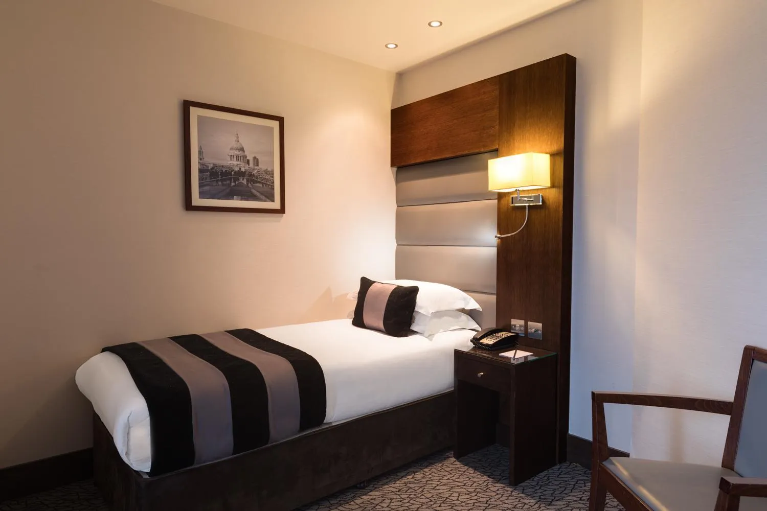 Bedroom, Bed in Park Grand Heathrow