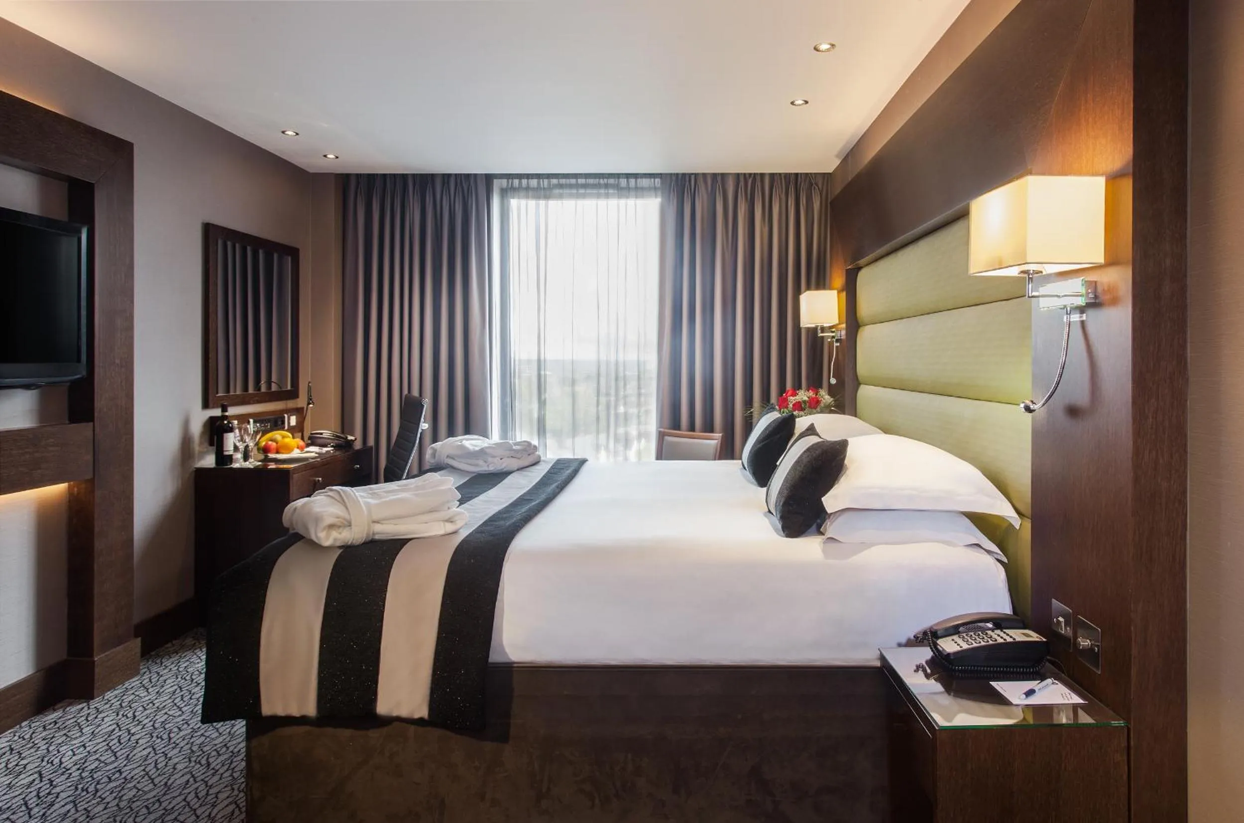 Photo of the whole room, Bed in Park Grand Heathrow