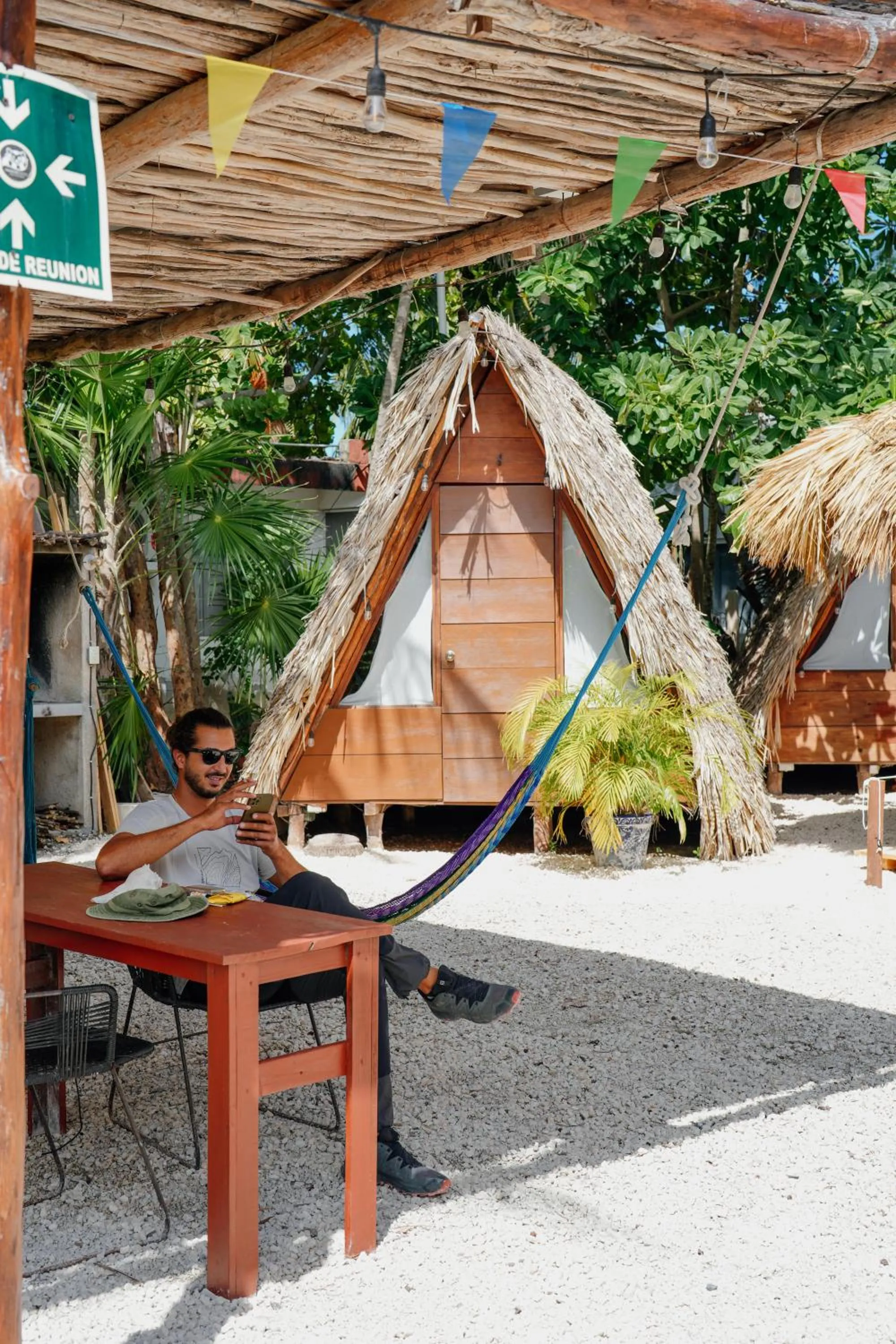 Facade/entrance in Mapache Hostel