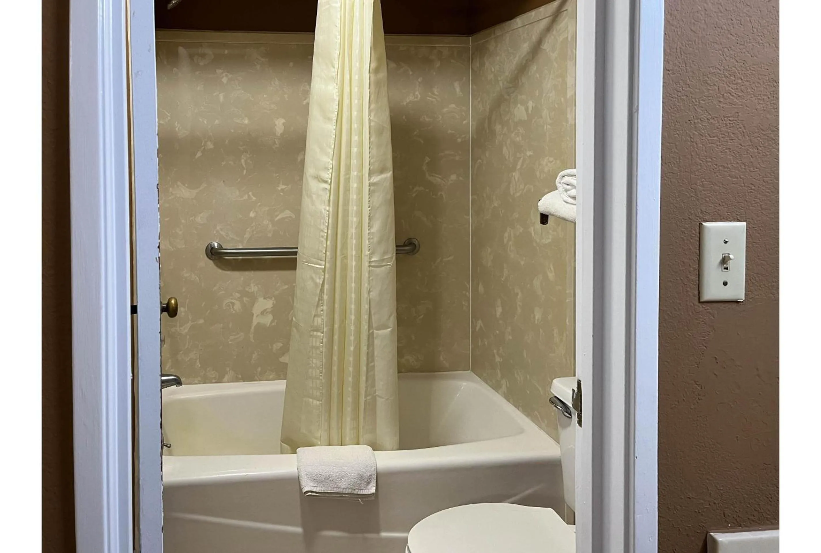 Bath in Motel 6 Millington TN