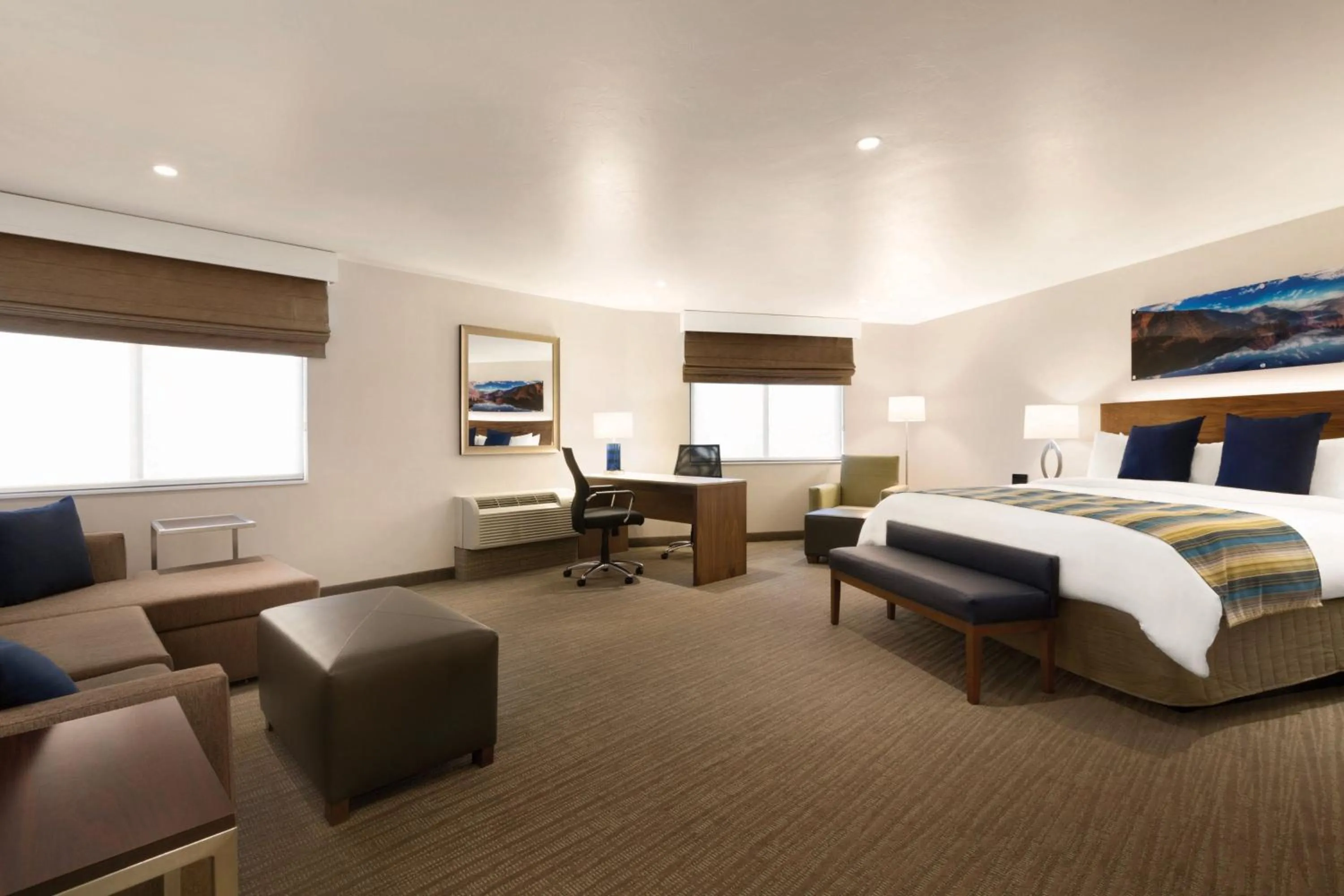 Photo of the whole room, Bed in Delta Hotels by Marriott Helena Colonial