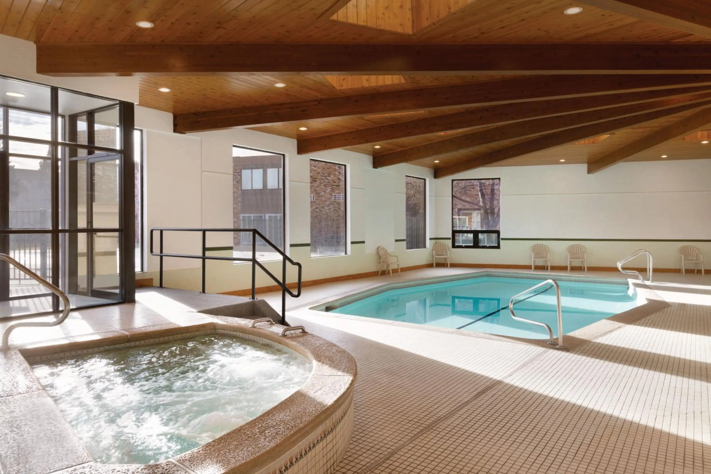 Swimming pool in Delta Hotels by Marriott Helena Colonial