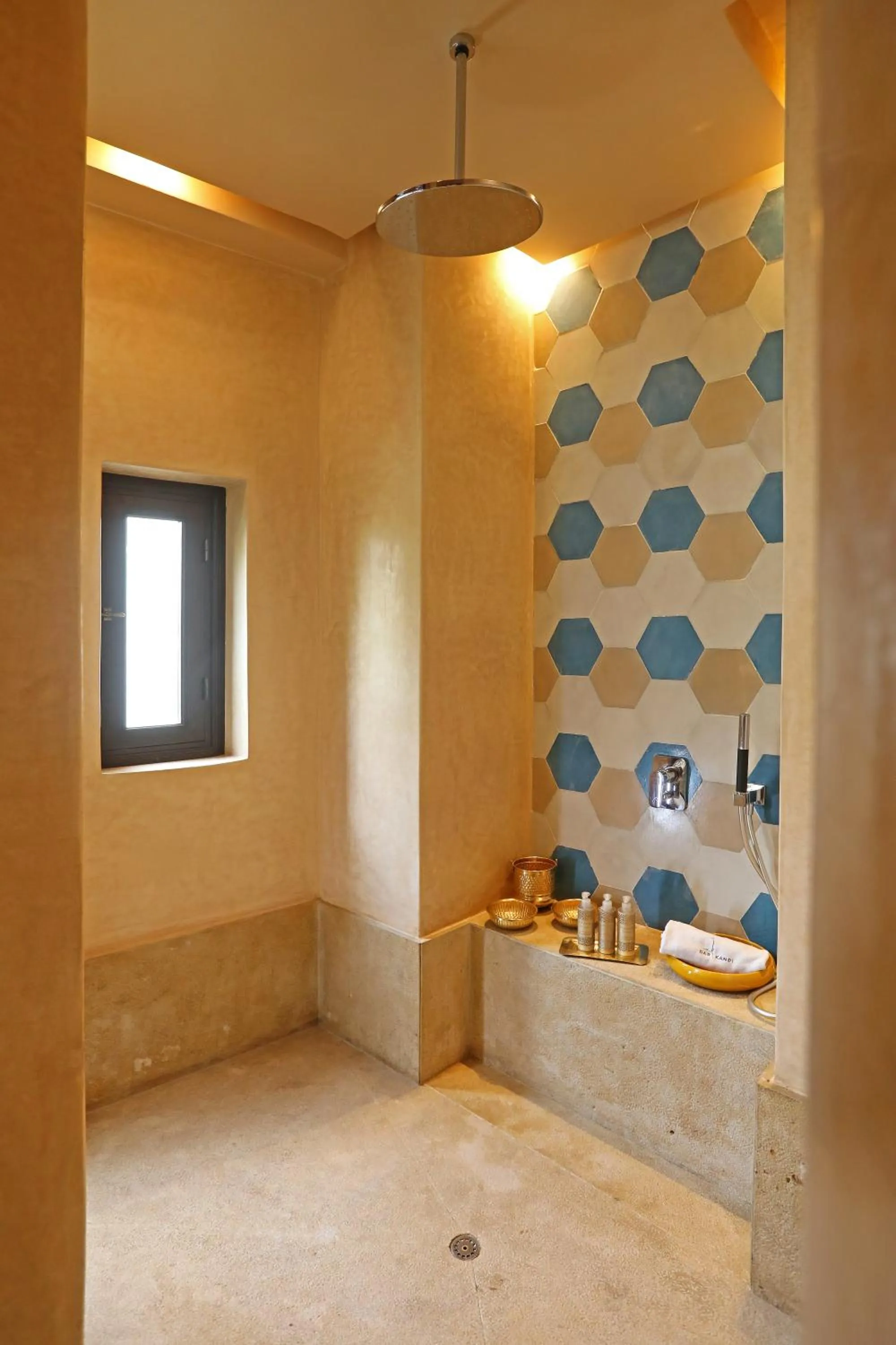 Shower in Dar Kandi