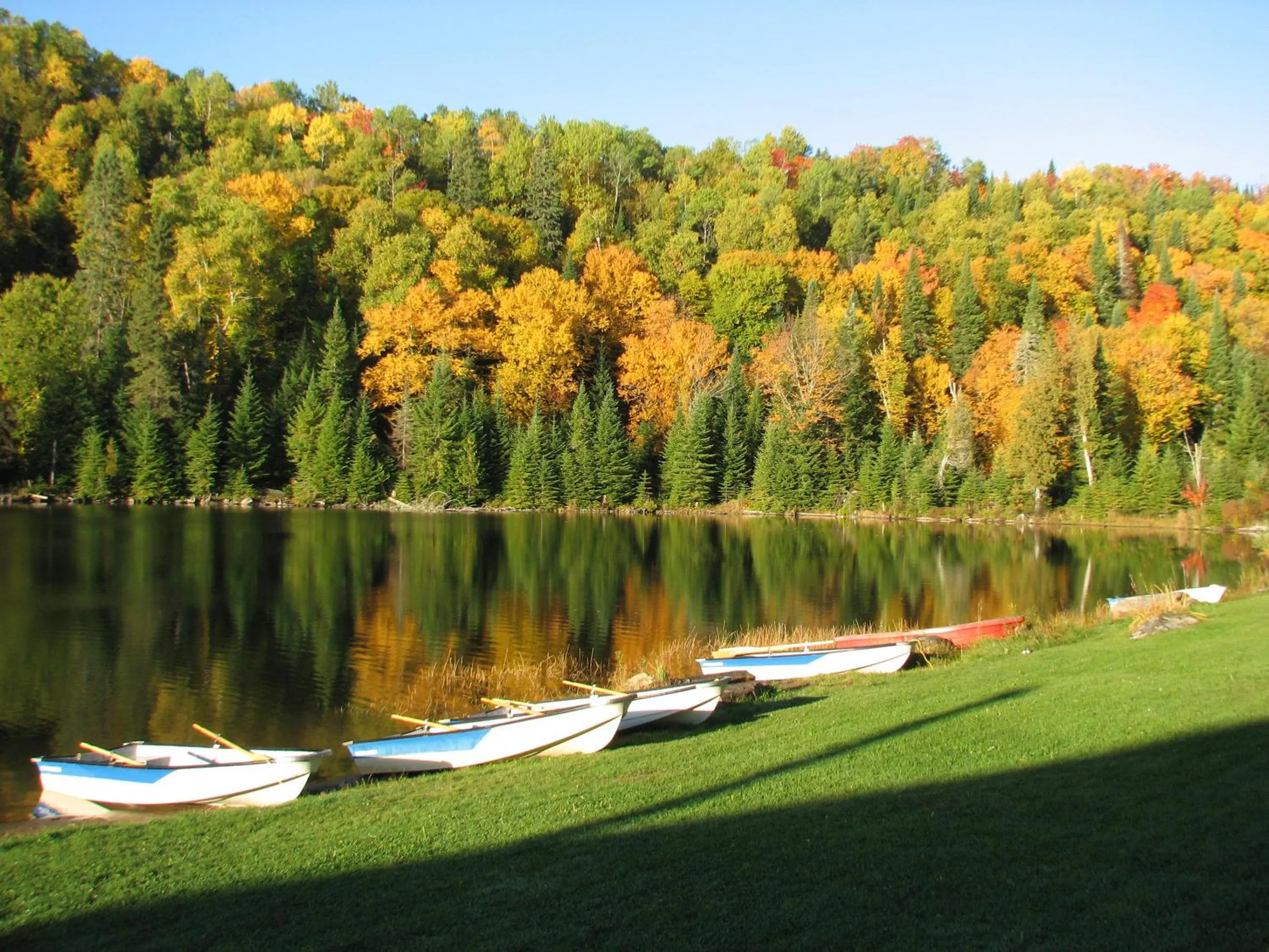 Autumn in Kan-à-Mouche Pourvoirie Auberge et Chalets