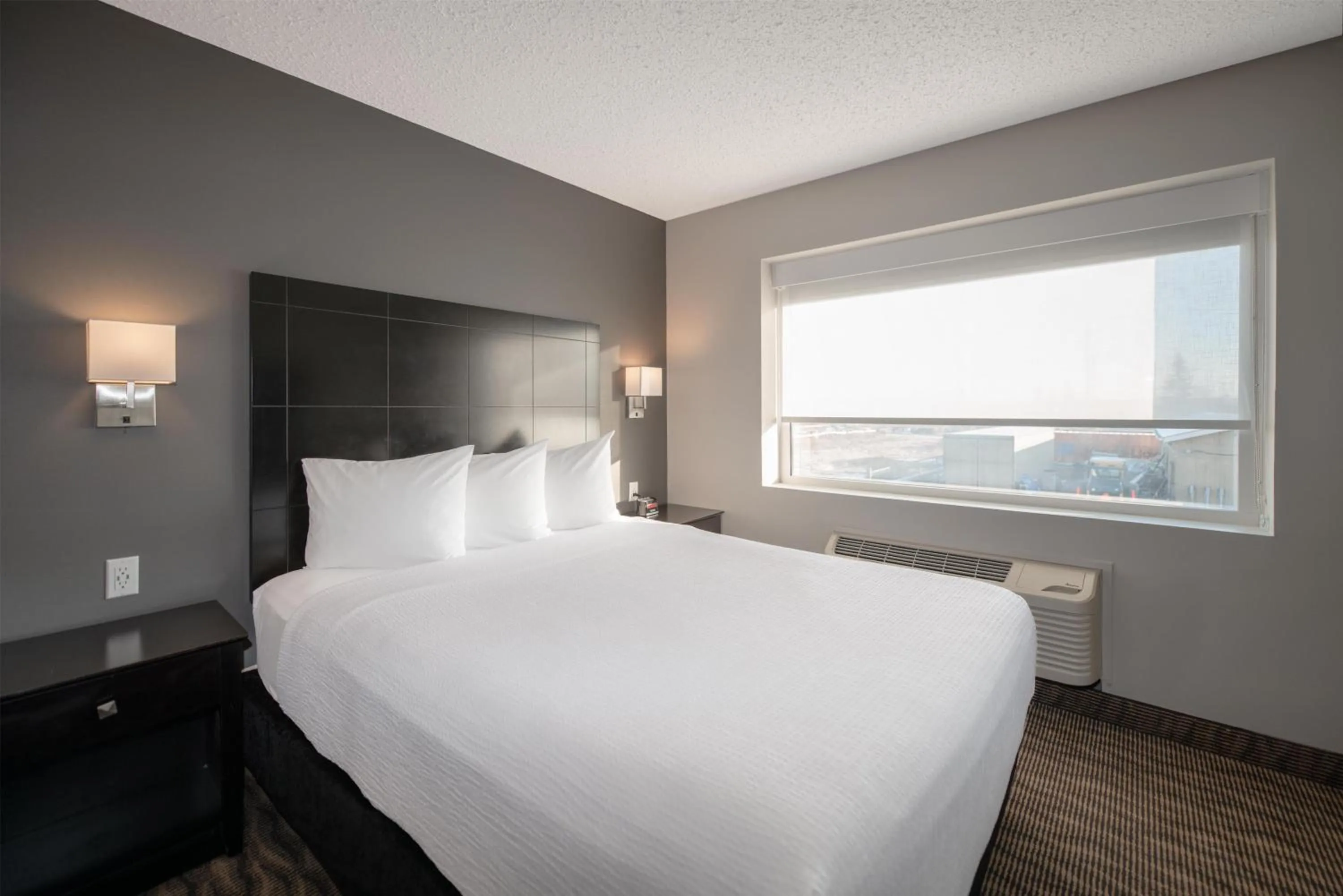 Bedroom, Bed in Coast Nisku Inn & Conference Centre