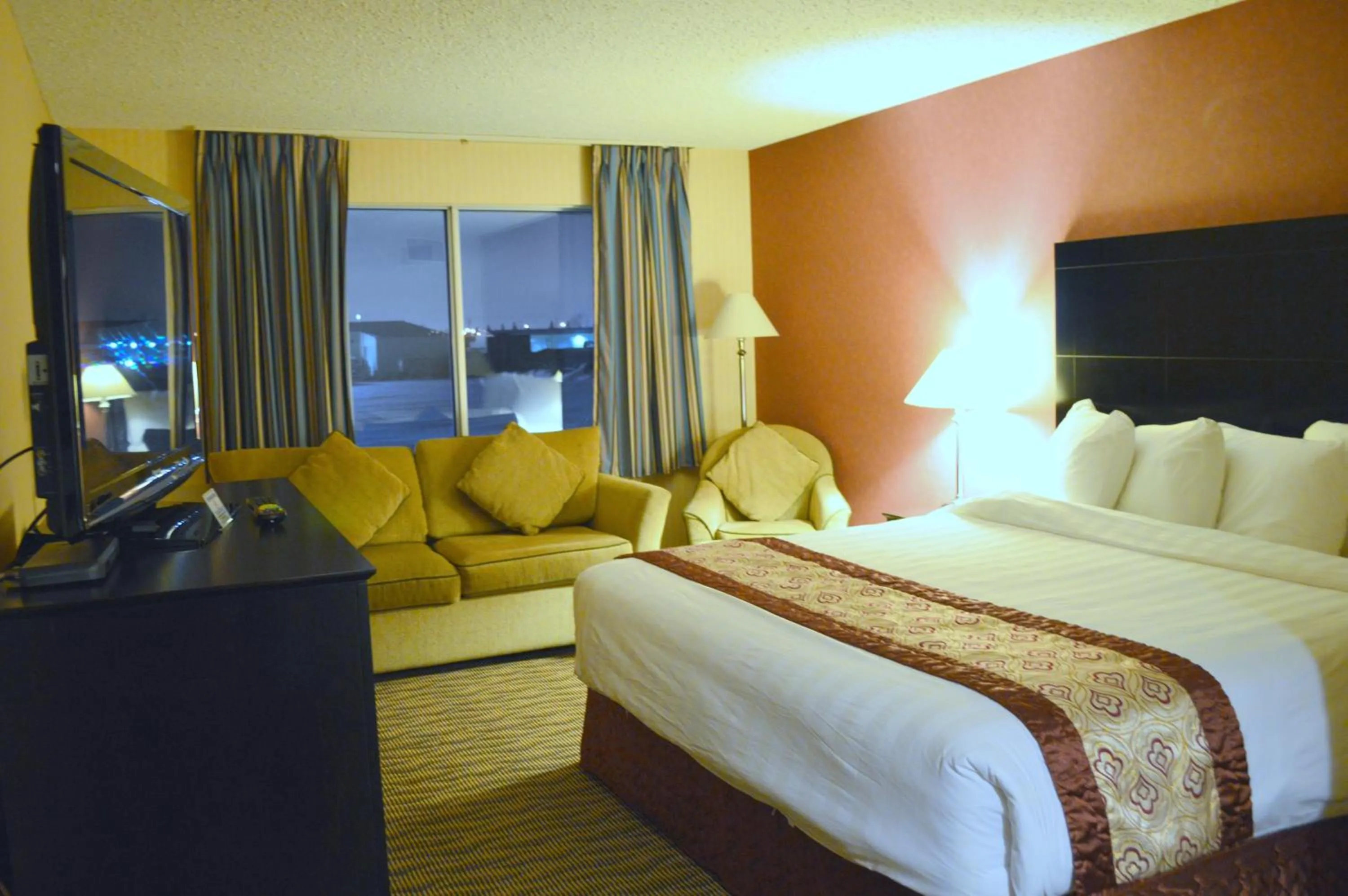 Photo of the whole room, Bed in Coast Nisku Inn & Conference Centre
