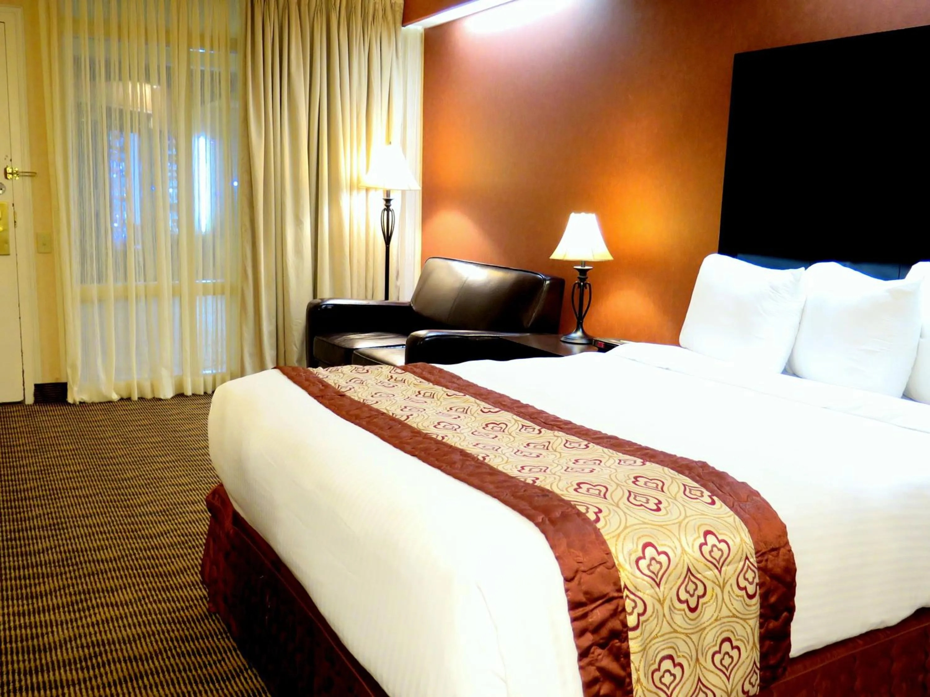 Seating area, Bed in Coast Nisku Inn & Conference Centre