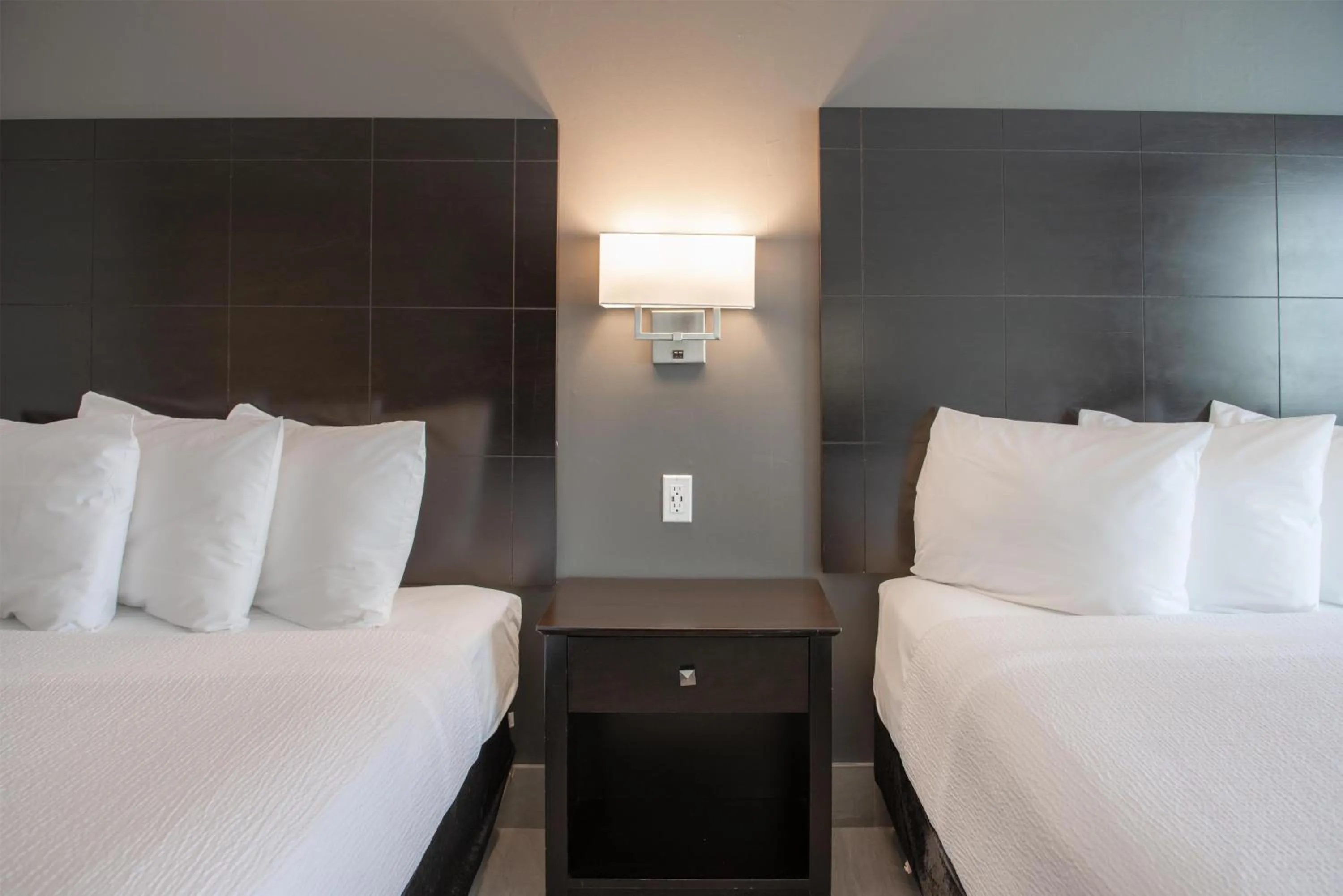 Bedroom, Bed in Coast Nisku Inn & Conference Centre