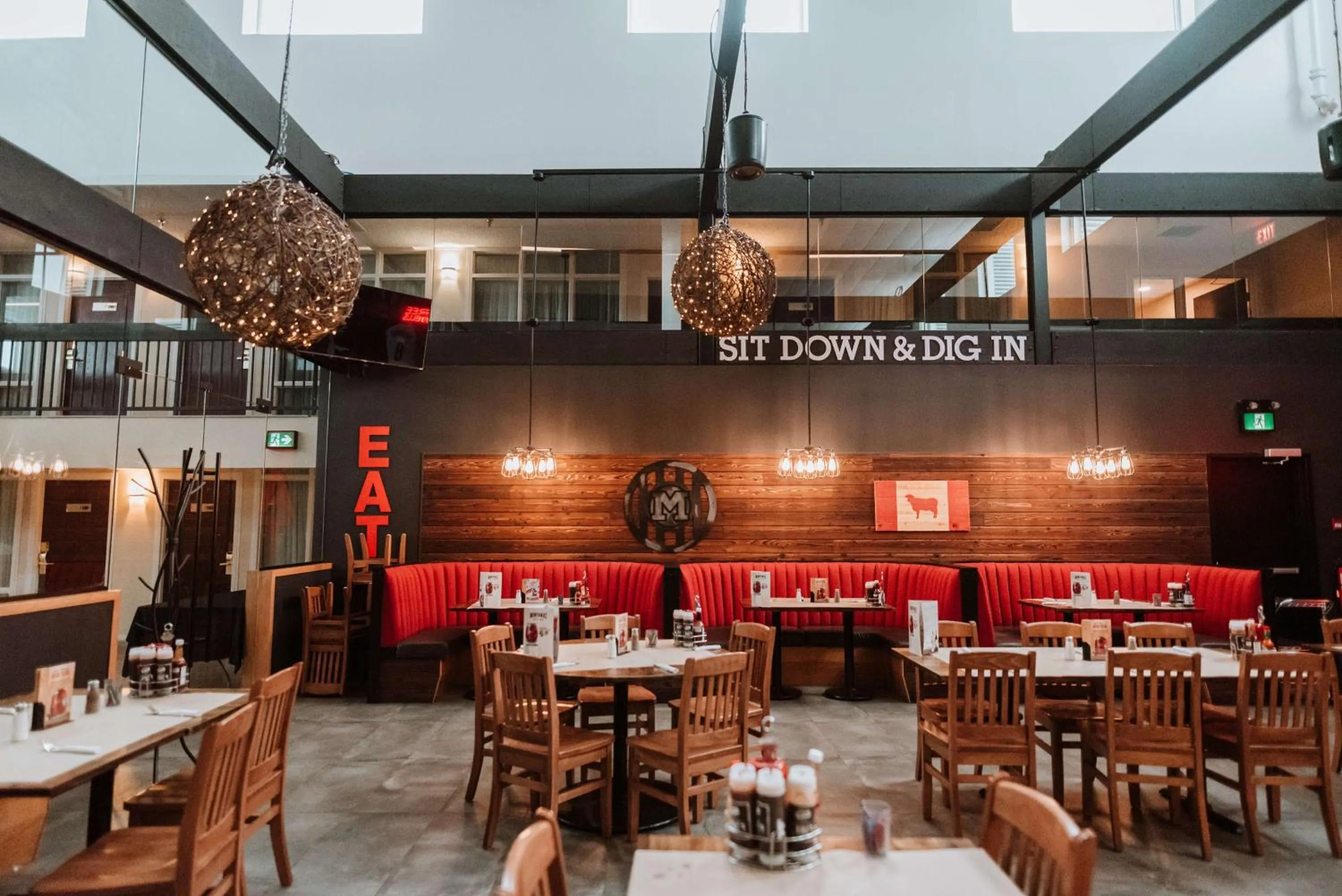 Restaurant/places to eat in Coast Nisku Inn & Conference Centre