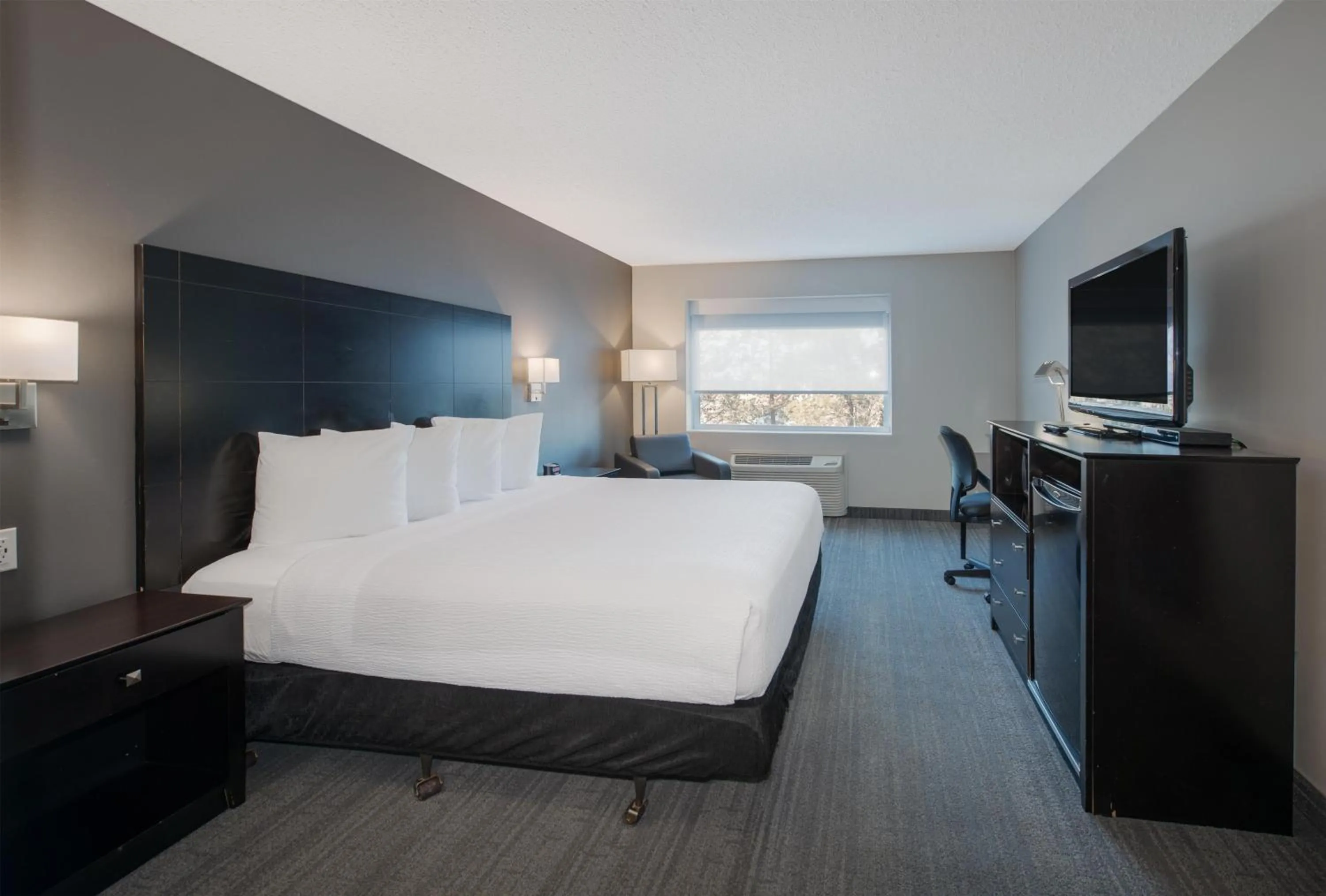 Bedroom, Bed in Coast Nisku Inn & Conference Centre