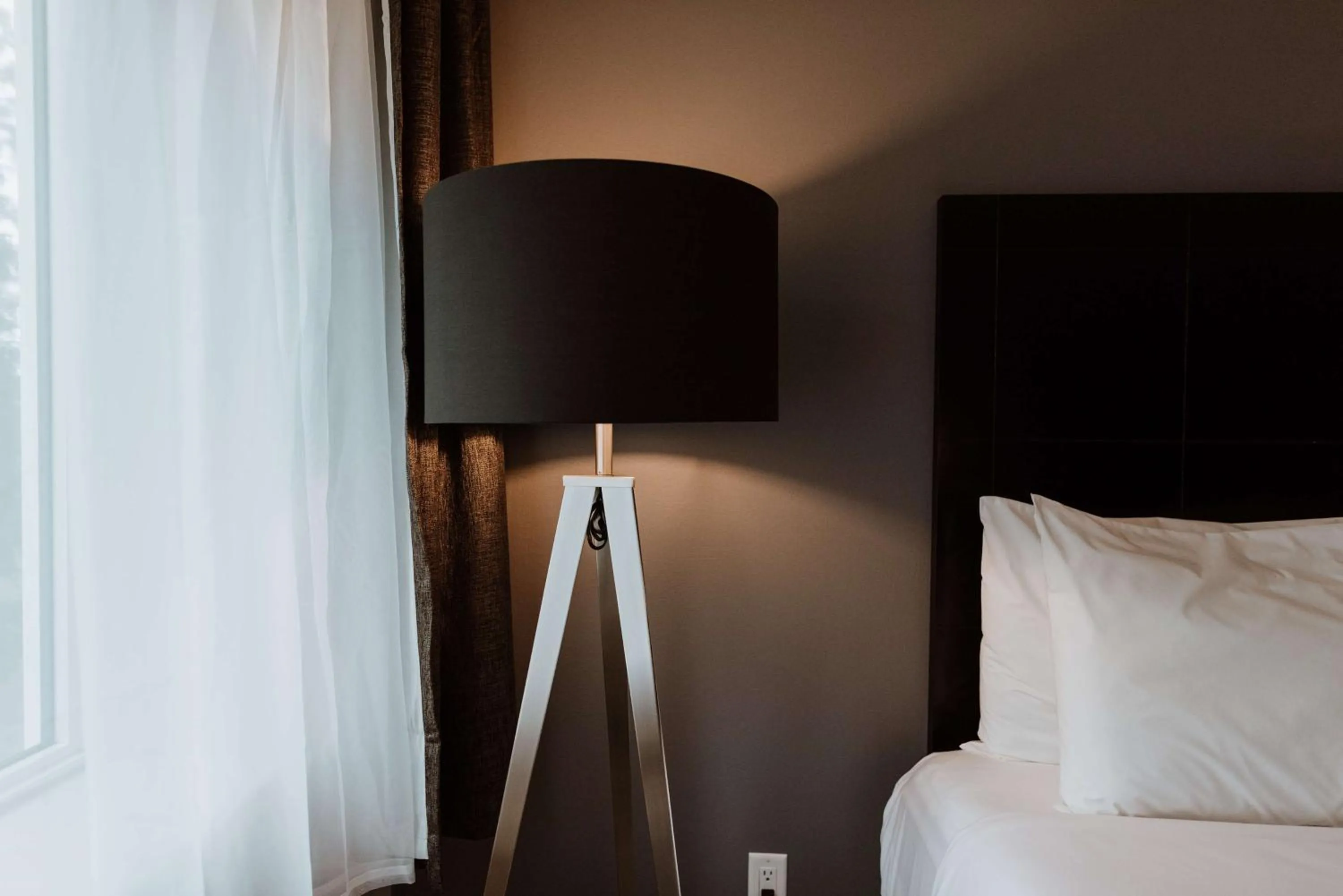 Shower, Bed in Coast Nisku Inn & Conference Centre